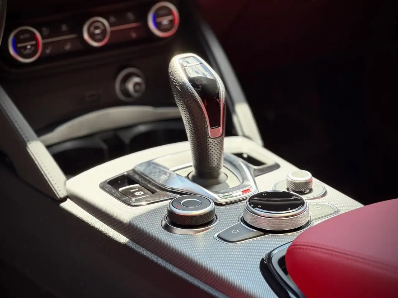 Alfa Romeo Stelvio снимка Alfa Romeo Stelvio