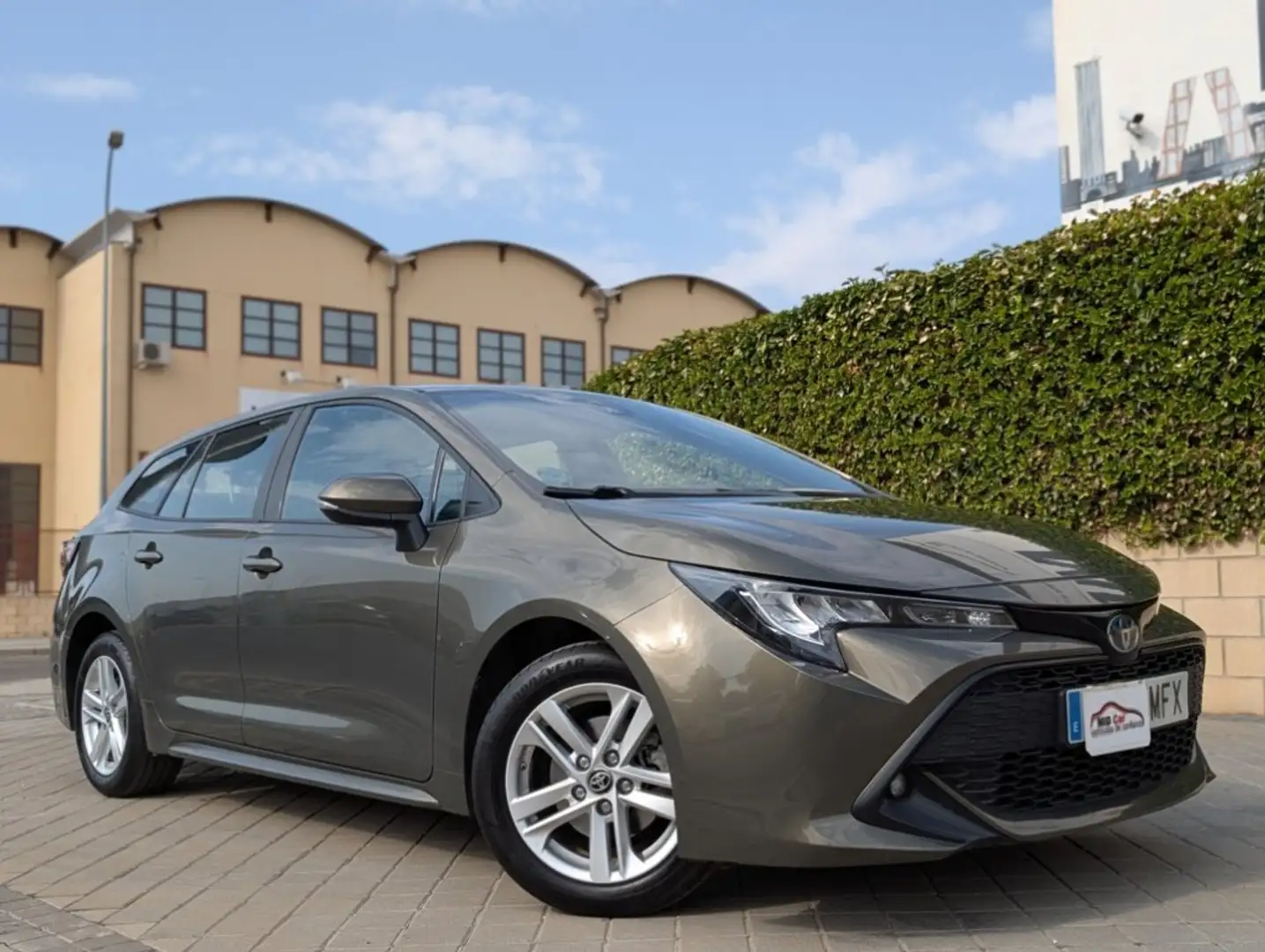 Toyota Corolla Touring Sports 140H Business Marrón - 1