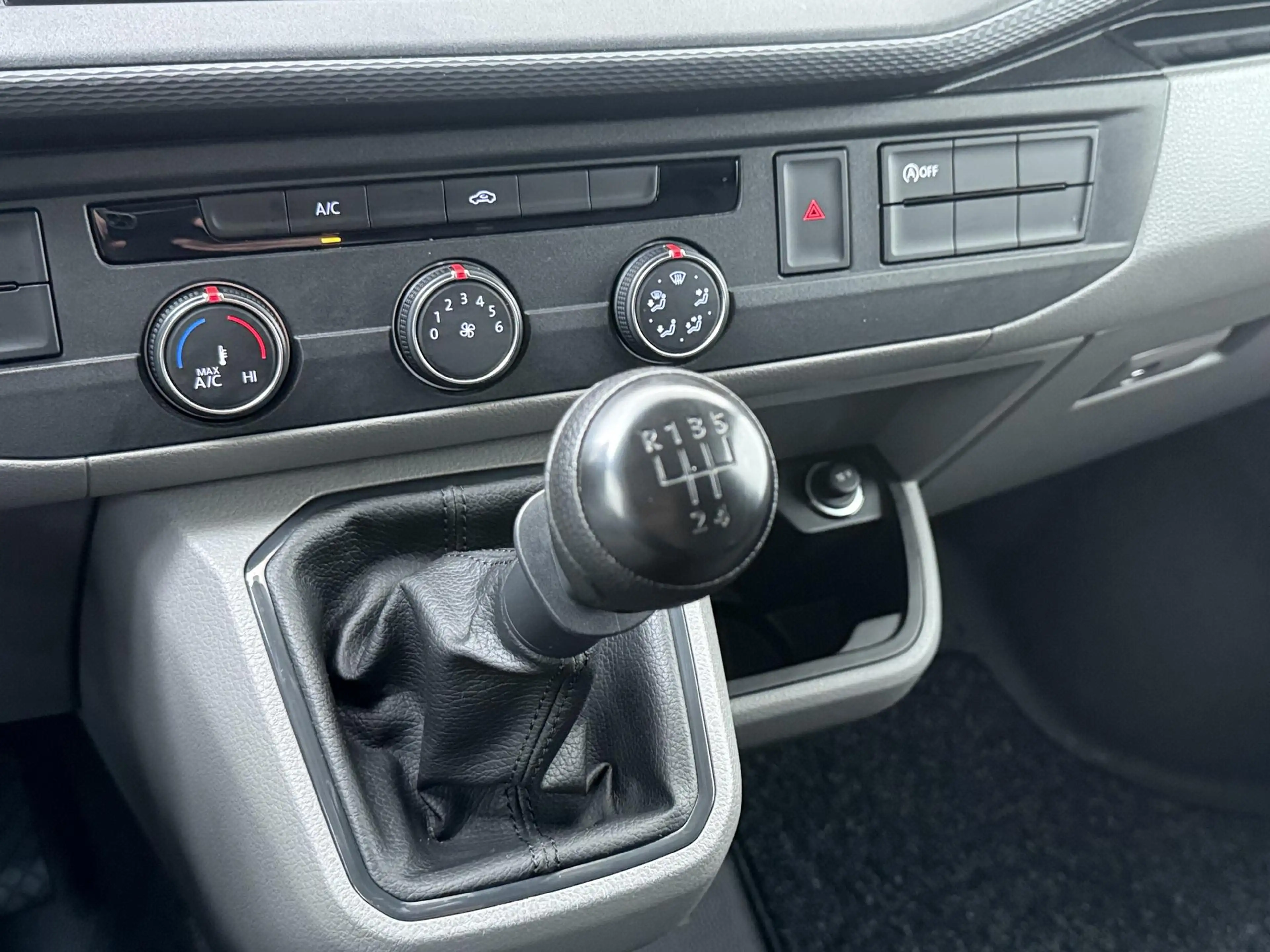 Volkswagen T6.1 Transporter Bedrijfswagens 2.0 TDI L1H1 26 | Schade!! | Parkee — photo 12