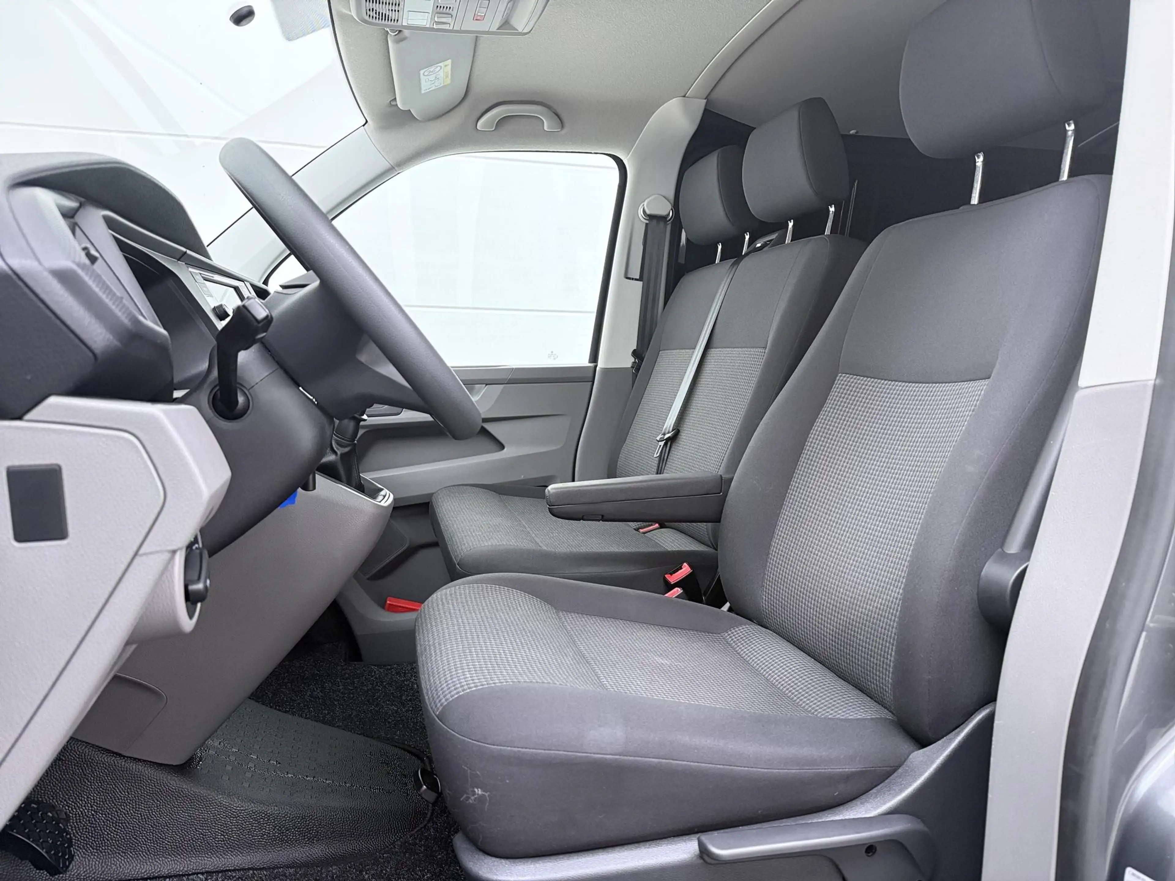 Volkswagen T6.1 Transporter Bedrijfswagens 2.0 TDI L1H1 26 | Schade!! | Parkee — photo 4