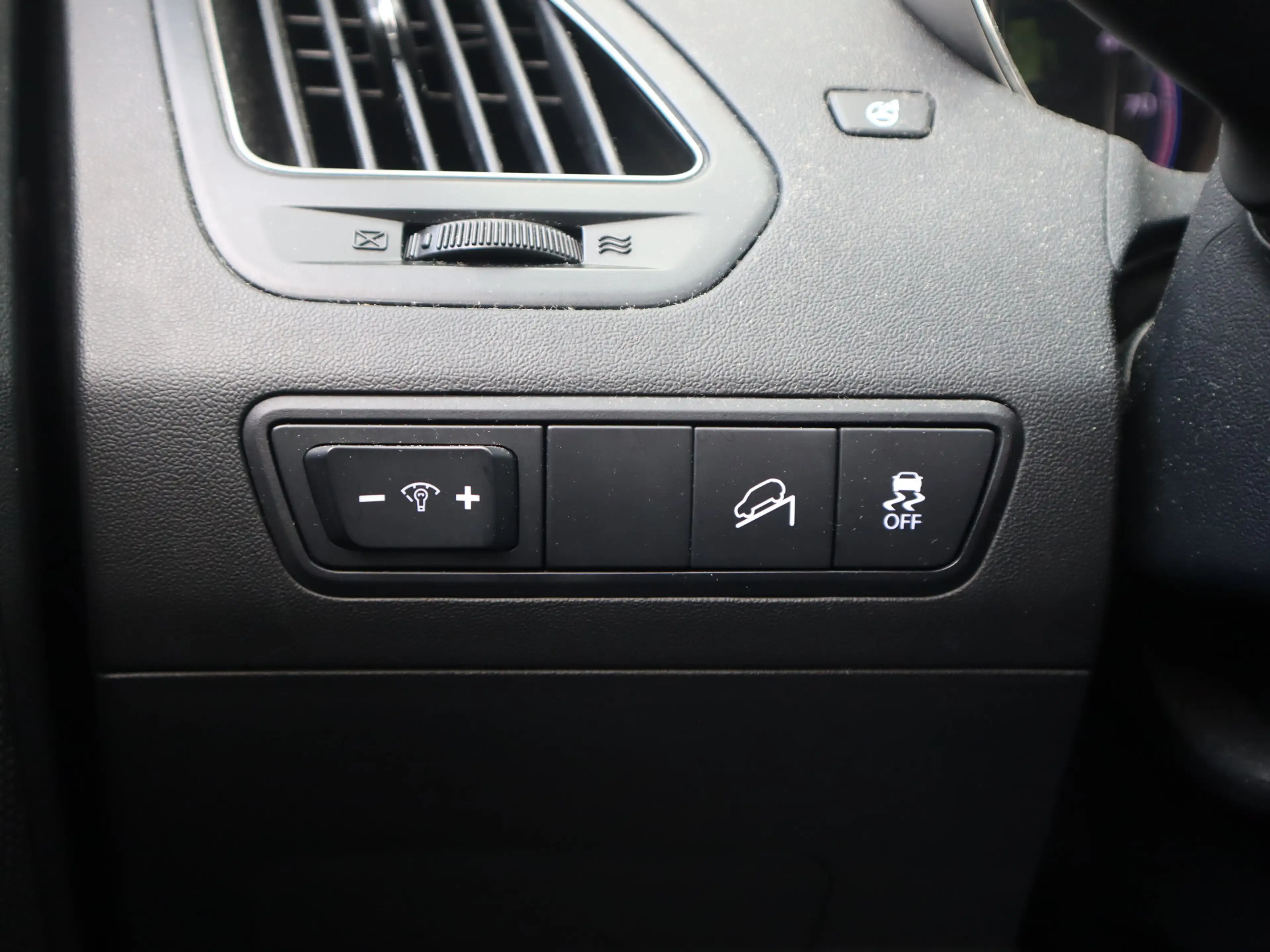 Hyundai iX35 2.0i i-Catcher / Leder / Trekhaak / Pano / Stoelve — photo 14