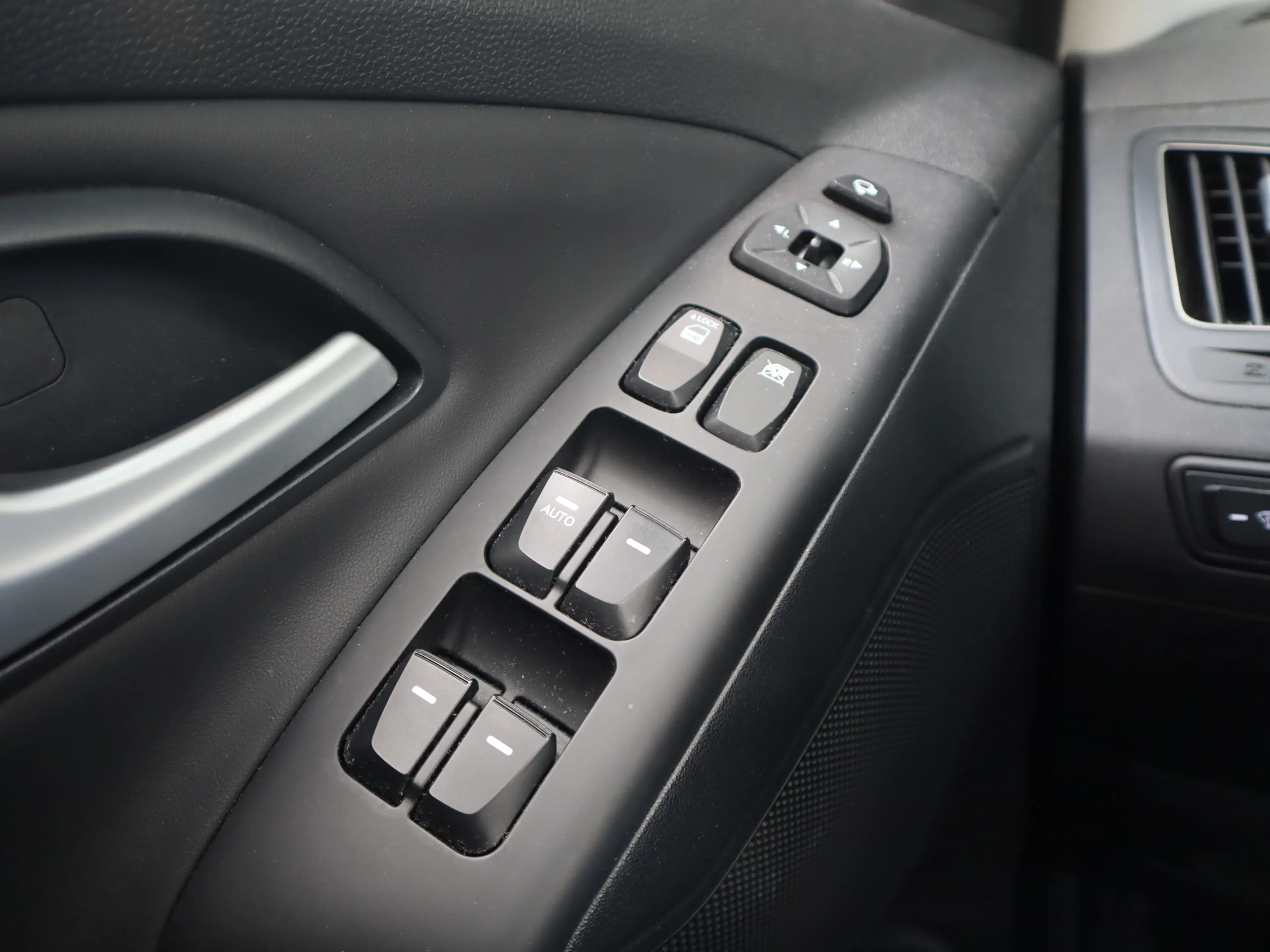 Hyundai iX35 2.0i i-Catcher / Leder / Trekhaak / Pano / Stoelve — photo 13