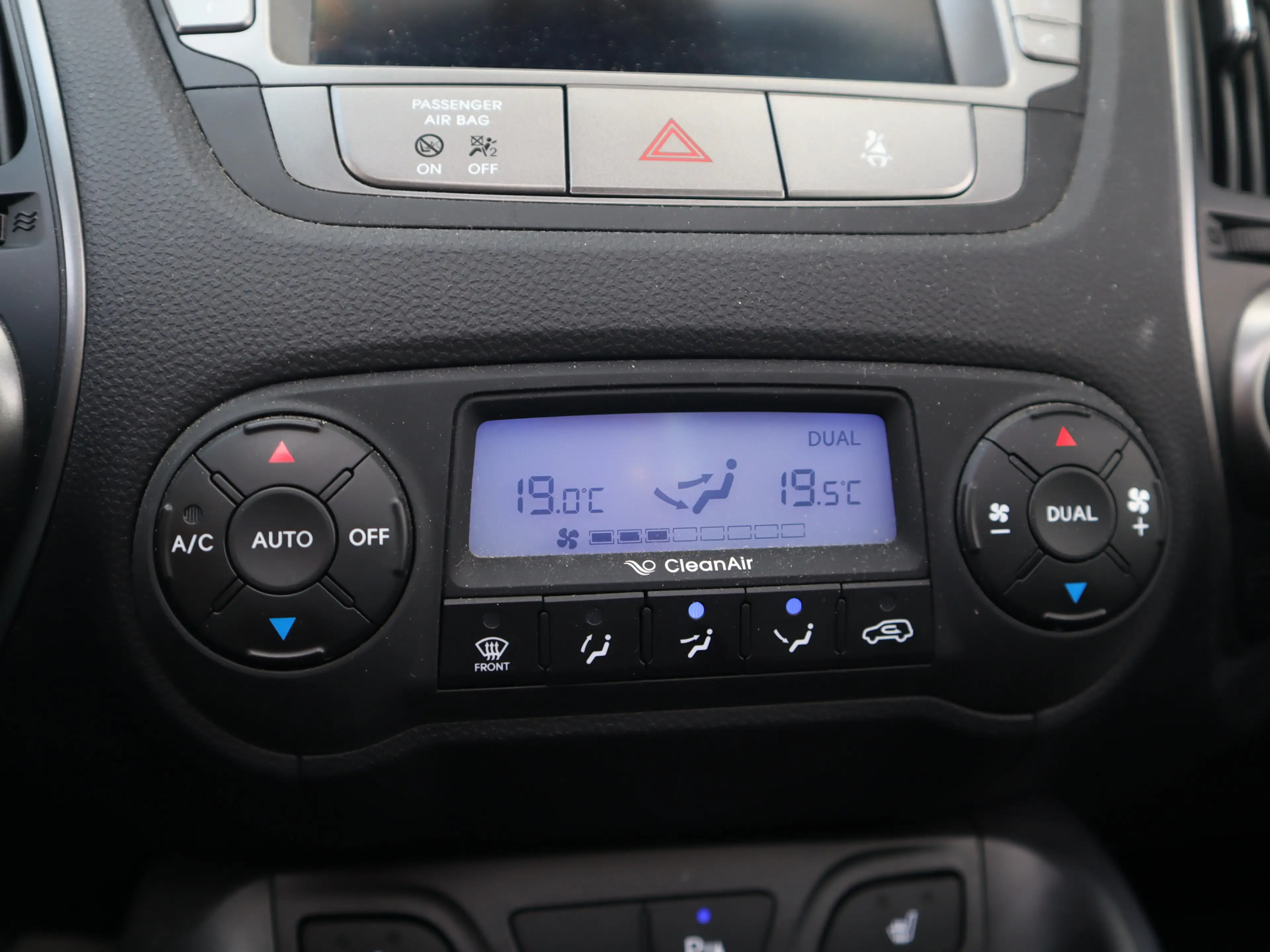 Hyundai iX35 2.0i i-Catcher / Leder / Trekhaak / Pano / Stoelve — photo 18
