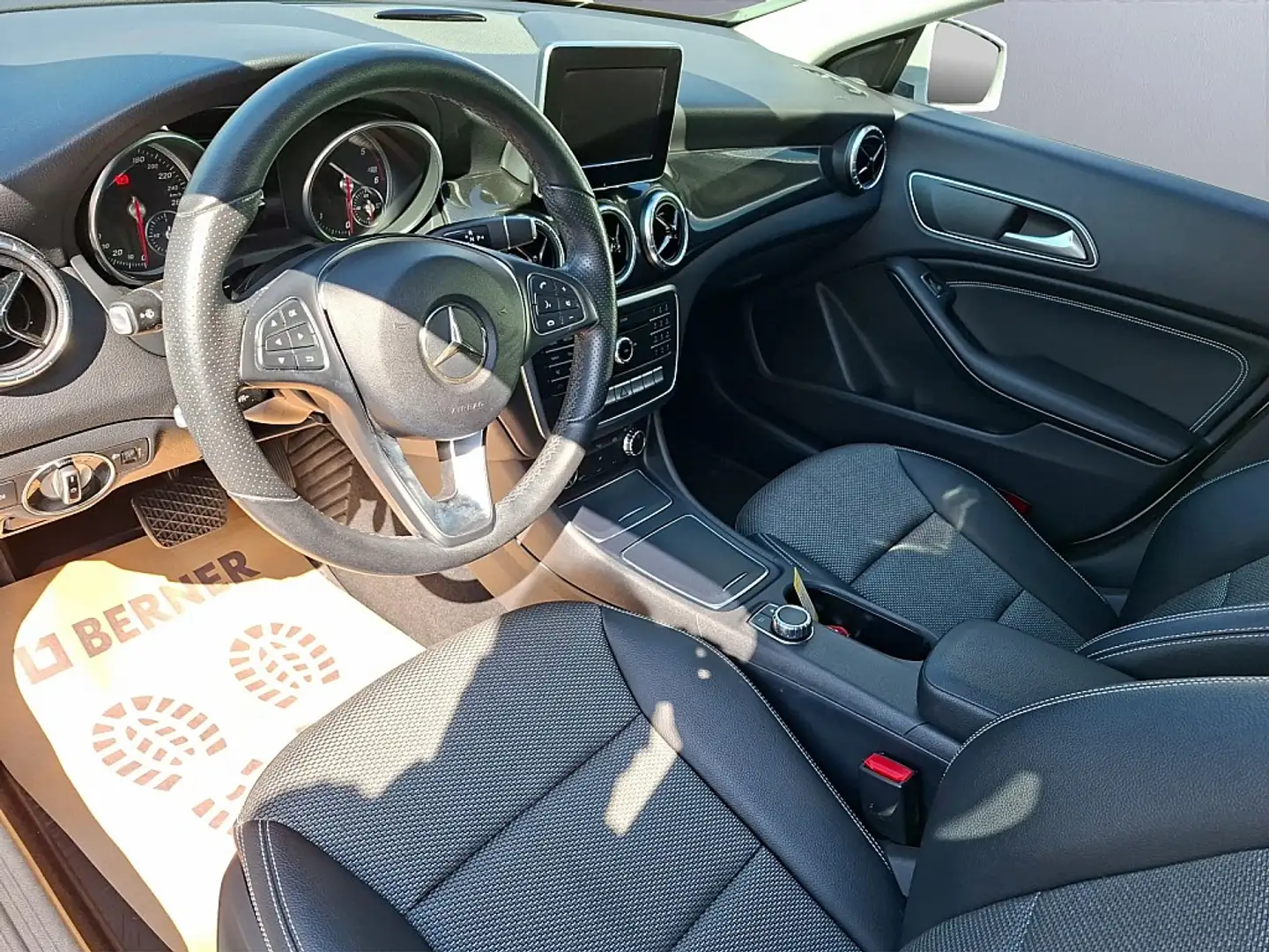Mercedes-Benz CLA 180 d Shooting Brake Aut. Silber - 2