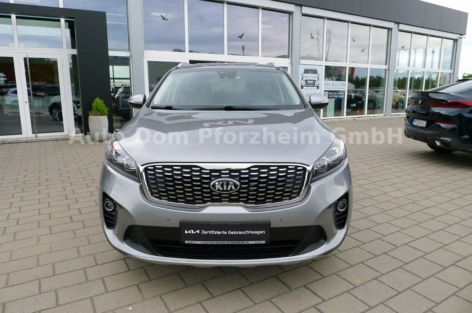 Kia Sorento 2,2D AT Vision 4WD/Navi/AHK Grau - 2