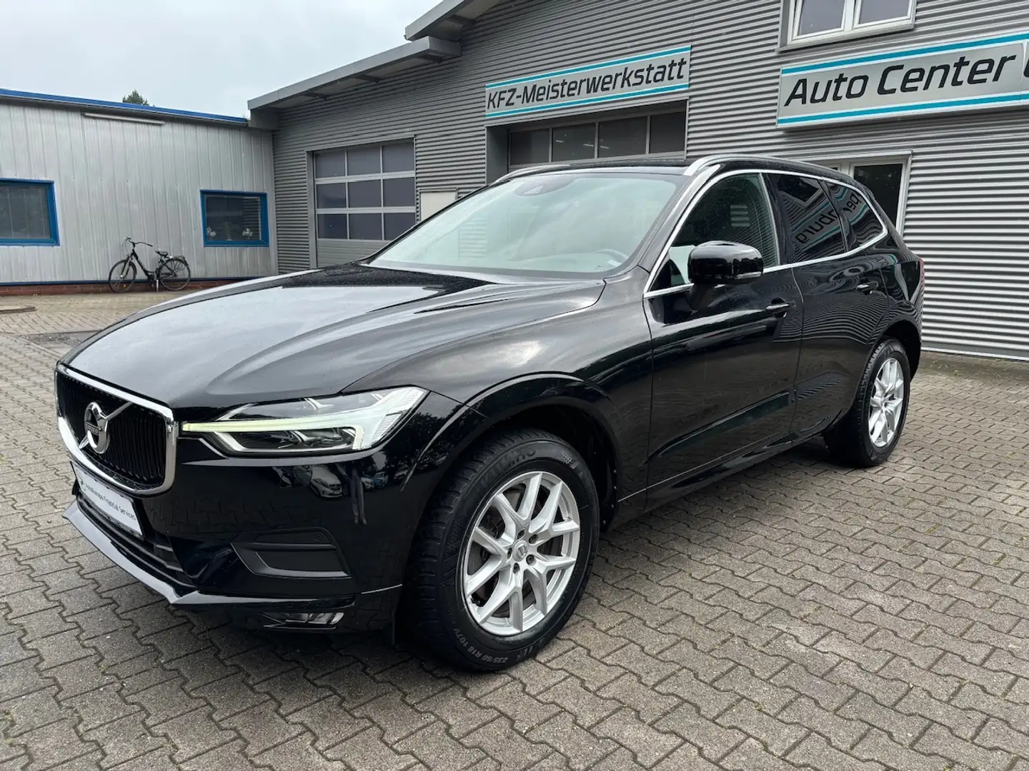 Volvo XC60 2,0 DIESEL 4x4 AWD Geartronic "Momentum" Noir - 1