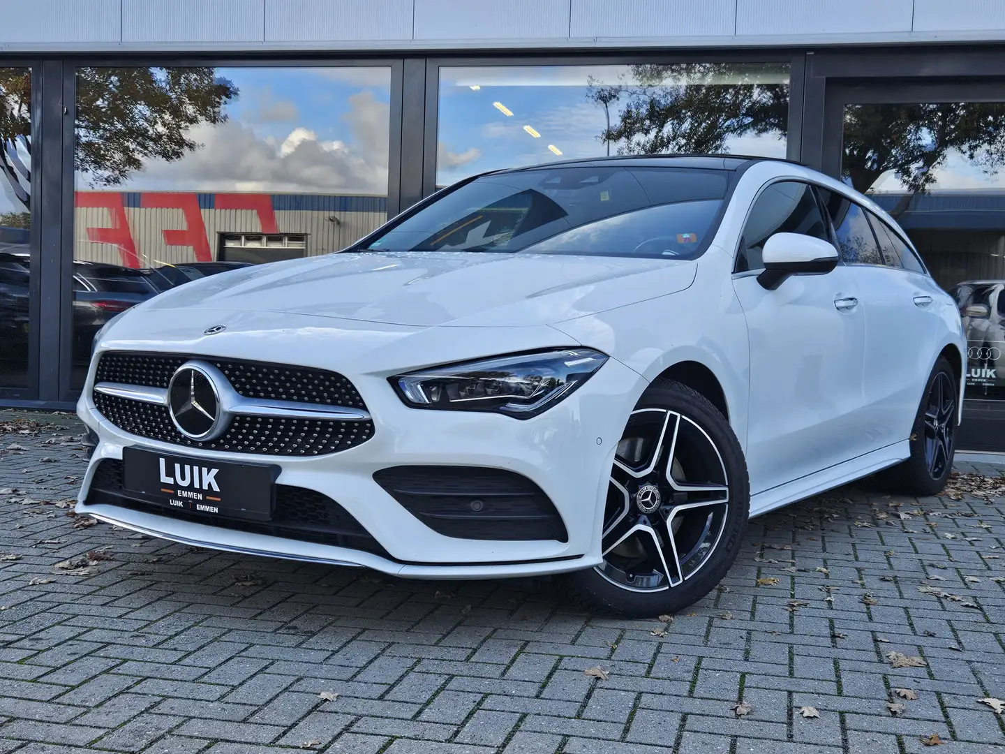 Mercedes-Benz CLA 250 Shooting Brake e AMG Line + DISTRONIC + PANO DAK + Wit - 1
