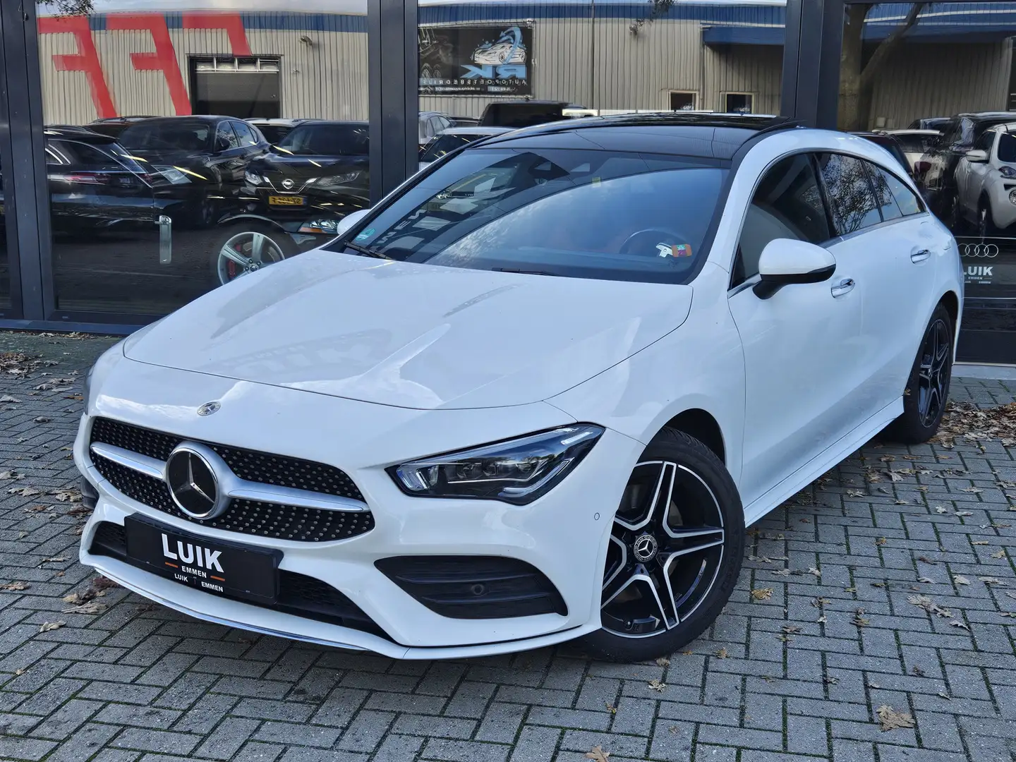 Mercedes-Benz CLA 250 Shooting Brake e AMG Line + DISTRONIC + PANO DAK + Wit - 2