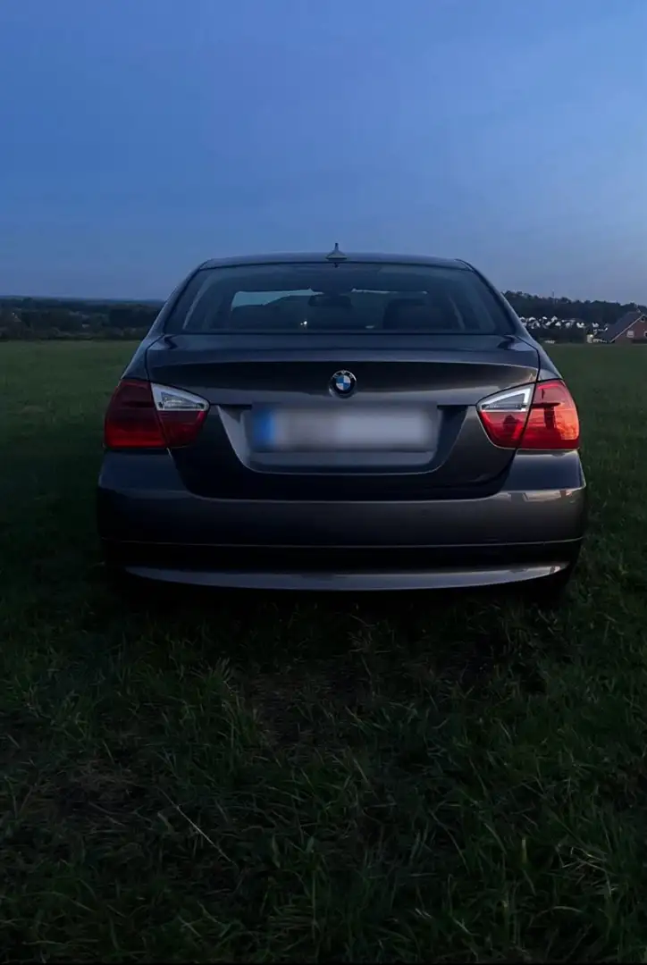 BMW 320 320i *Top-Austattung* siva - 2