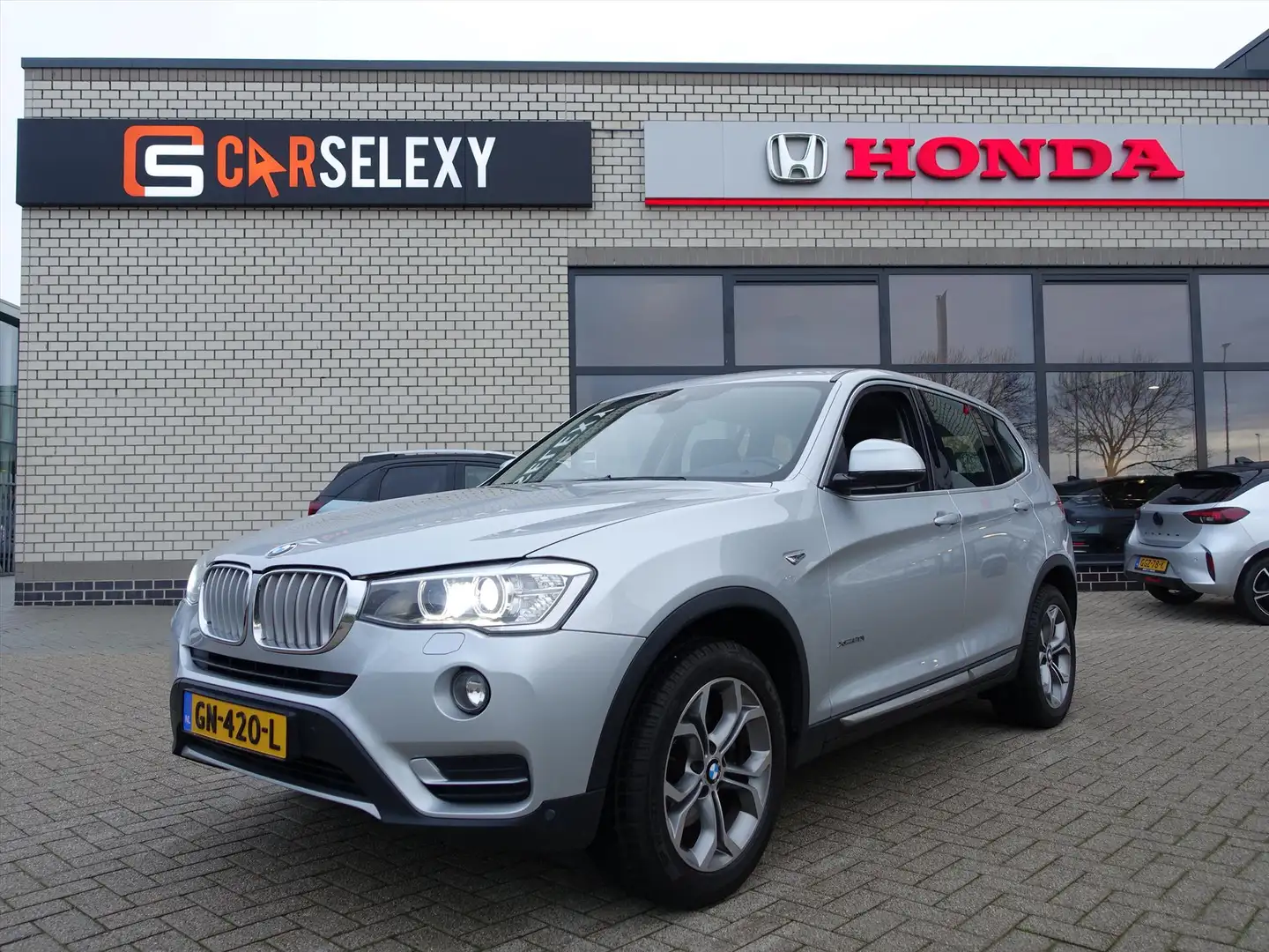 BMW X3 xDrive 20i 184pk Aut. Executive Trekhaak Zilver - 1