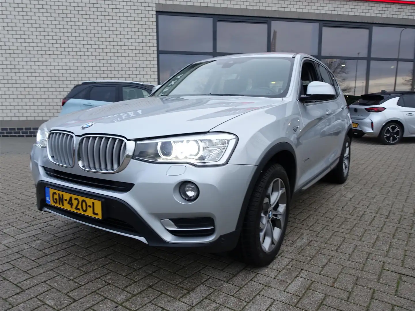 BMW X3 xDrive 20i 184pk Aut. Executive Trekhaak Zilver - 2