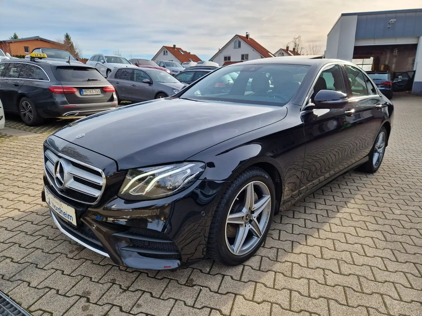 Mercedes-Benz E 220 d lim. 4Matic Burmester/AMG/LED/1.Hand Zwart - 1