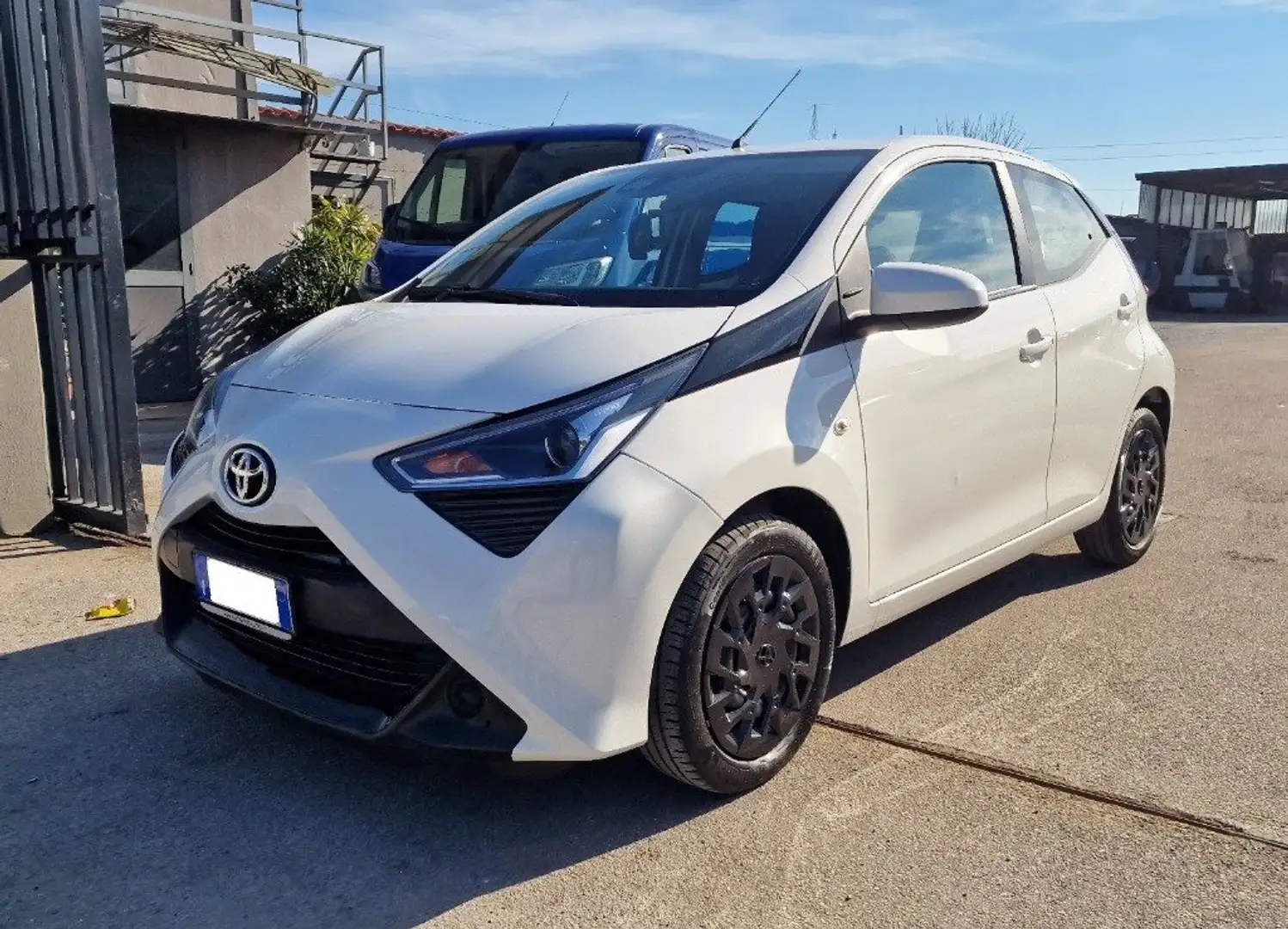 Toyota Aygo Connect 1.0 VVT-i 72 CV 5 porte x-cool MMT Blanc - 1