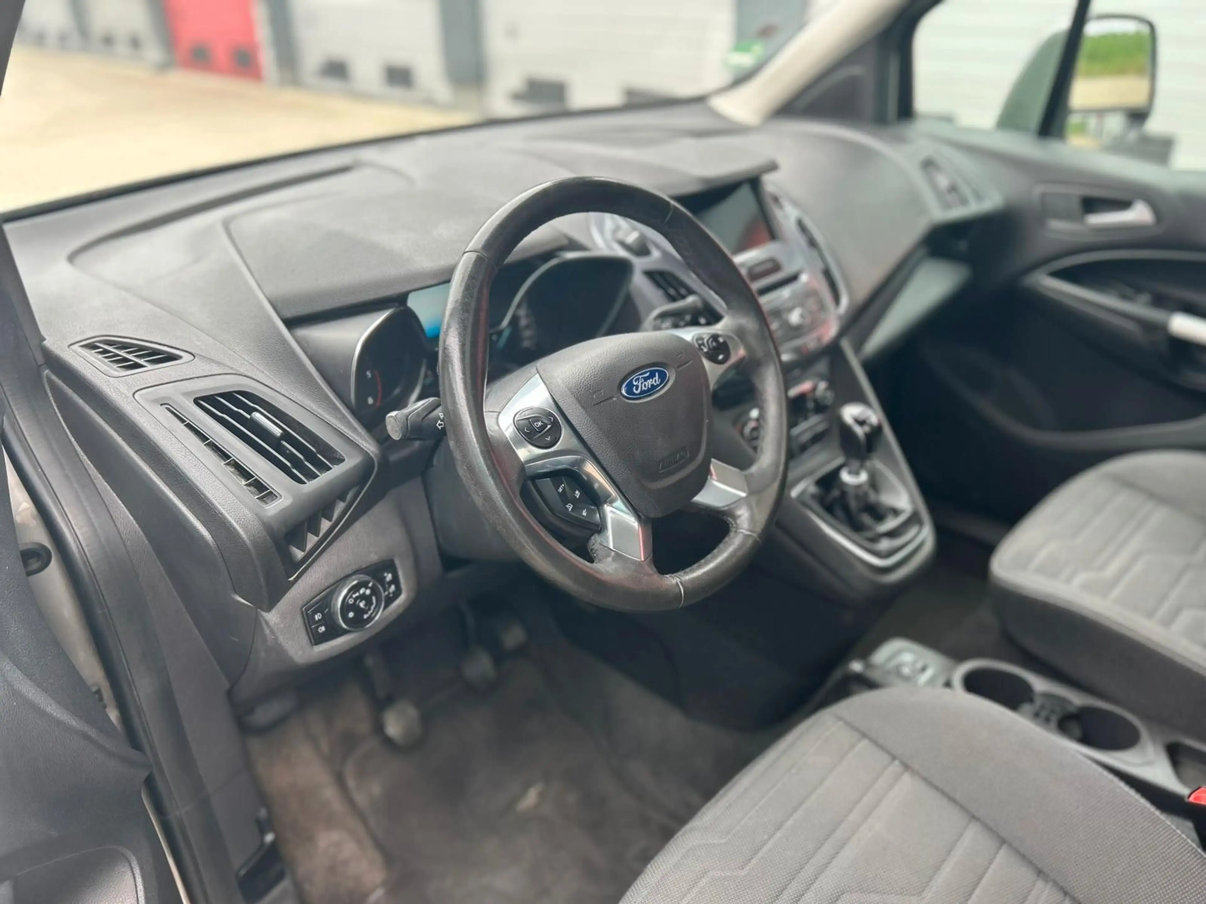 Ford Grand Tourneo Connect Titanium — photo 18