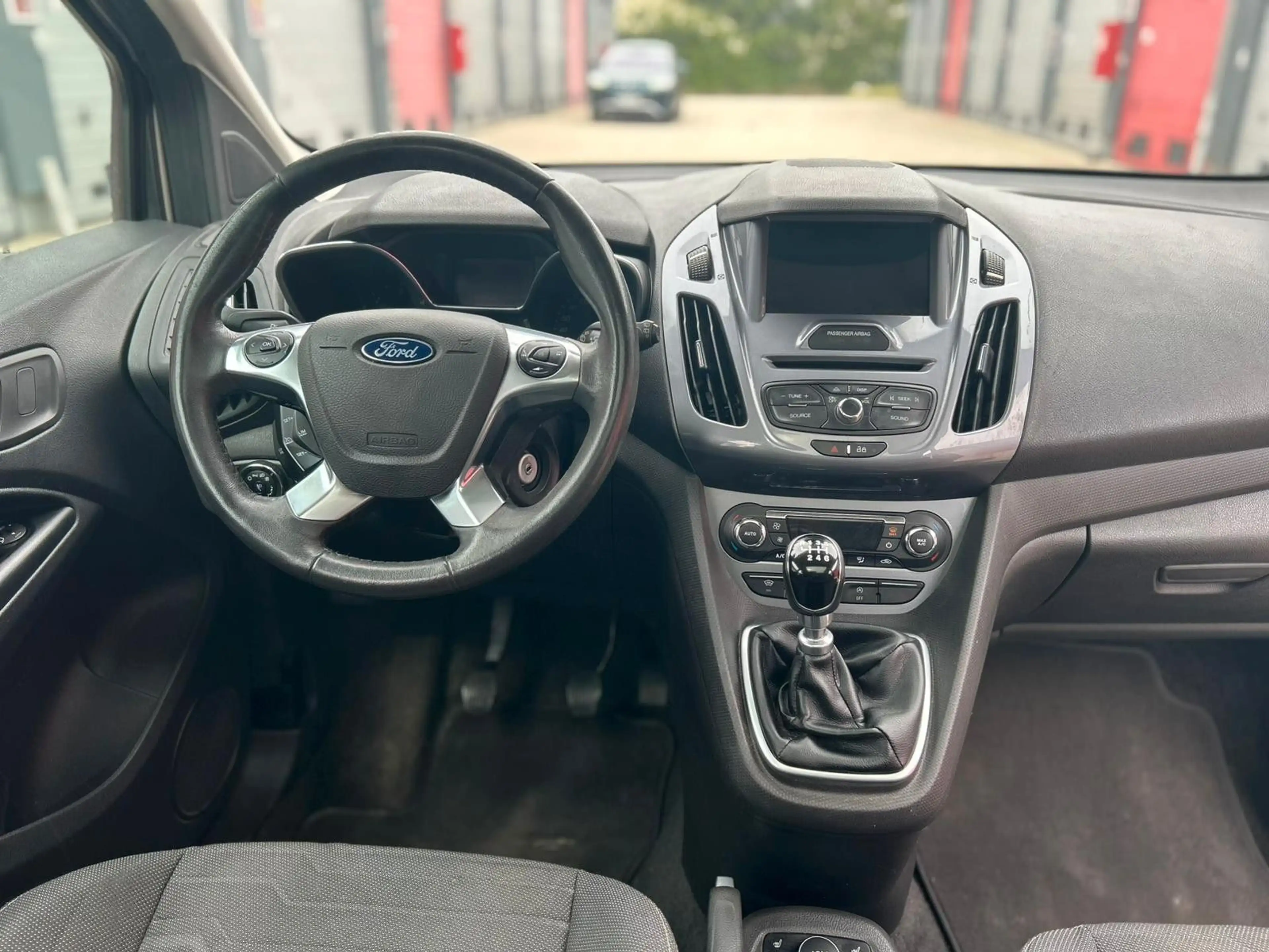 Ford Grand Tourneo Connect Titanium — photo 20