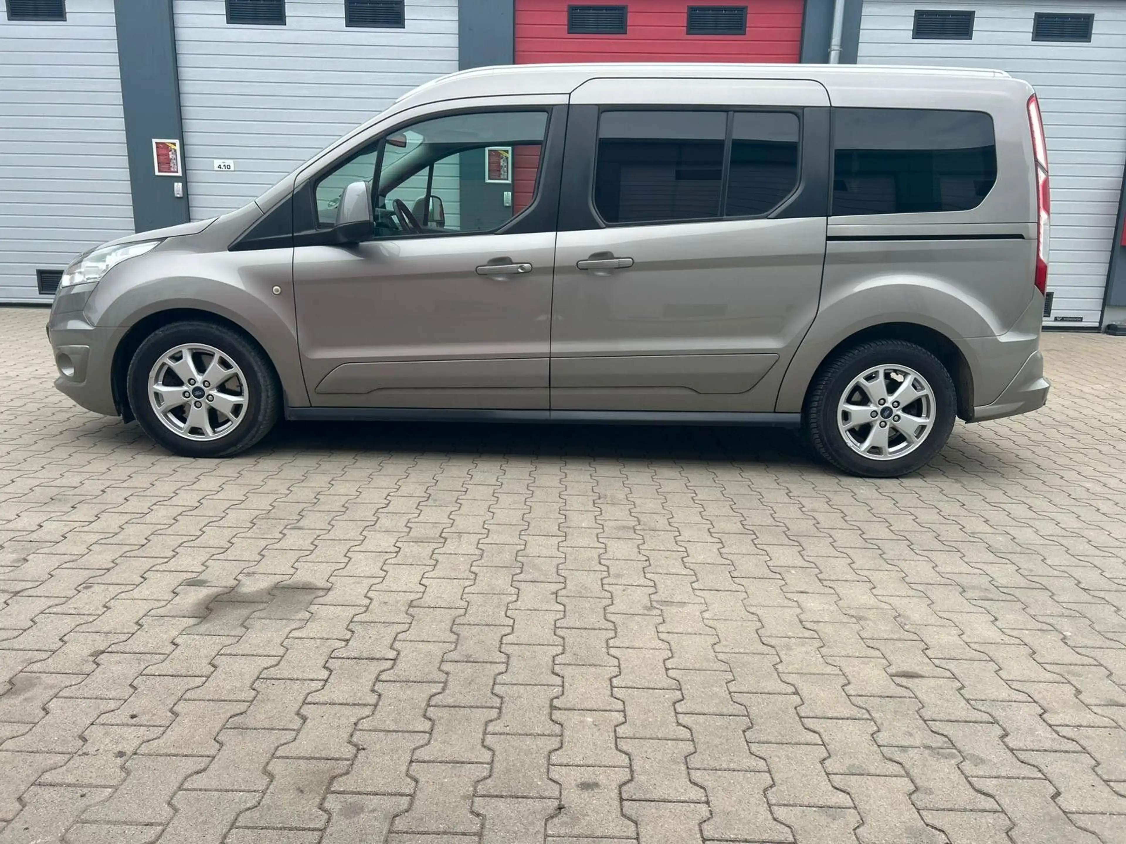 Ford Grand Tourneo Connect Titanium — photo 14