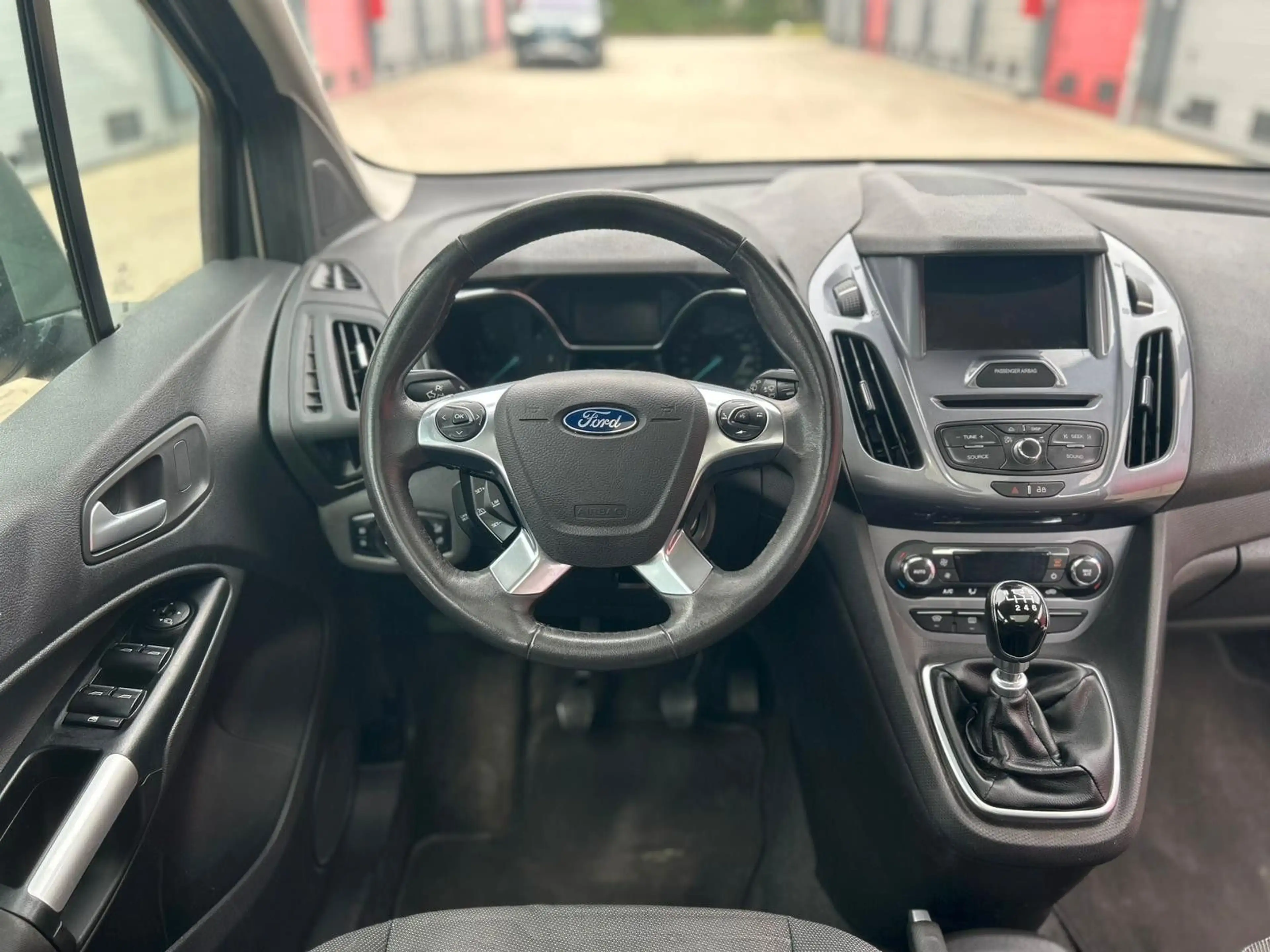 Ford Grand Tourneo Connect Titanium — photo 21