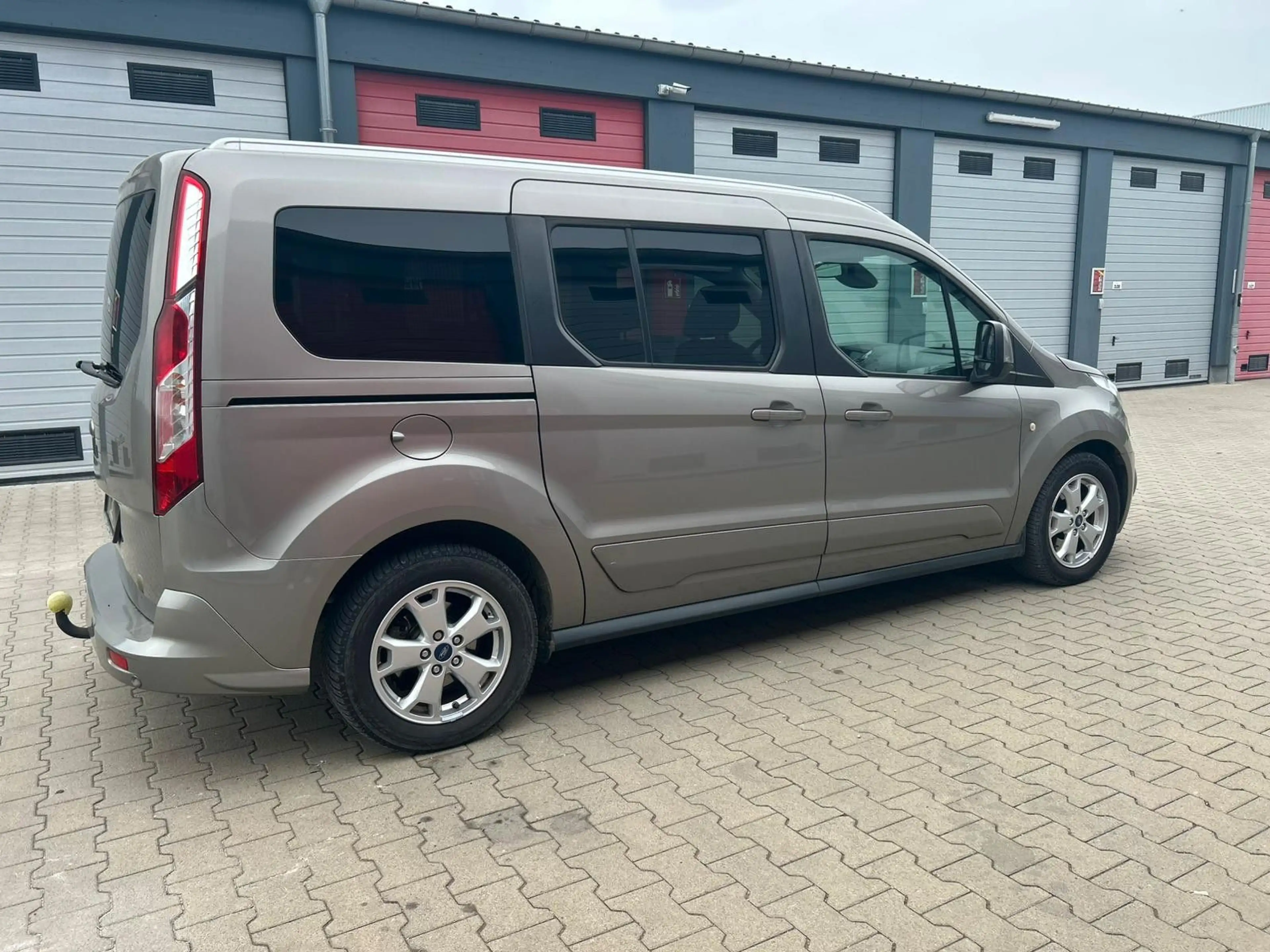 Ford Grand Tourneo Connect Titanium — photo 8