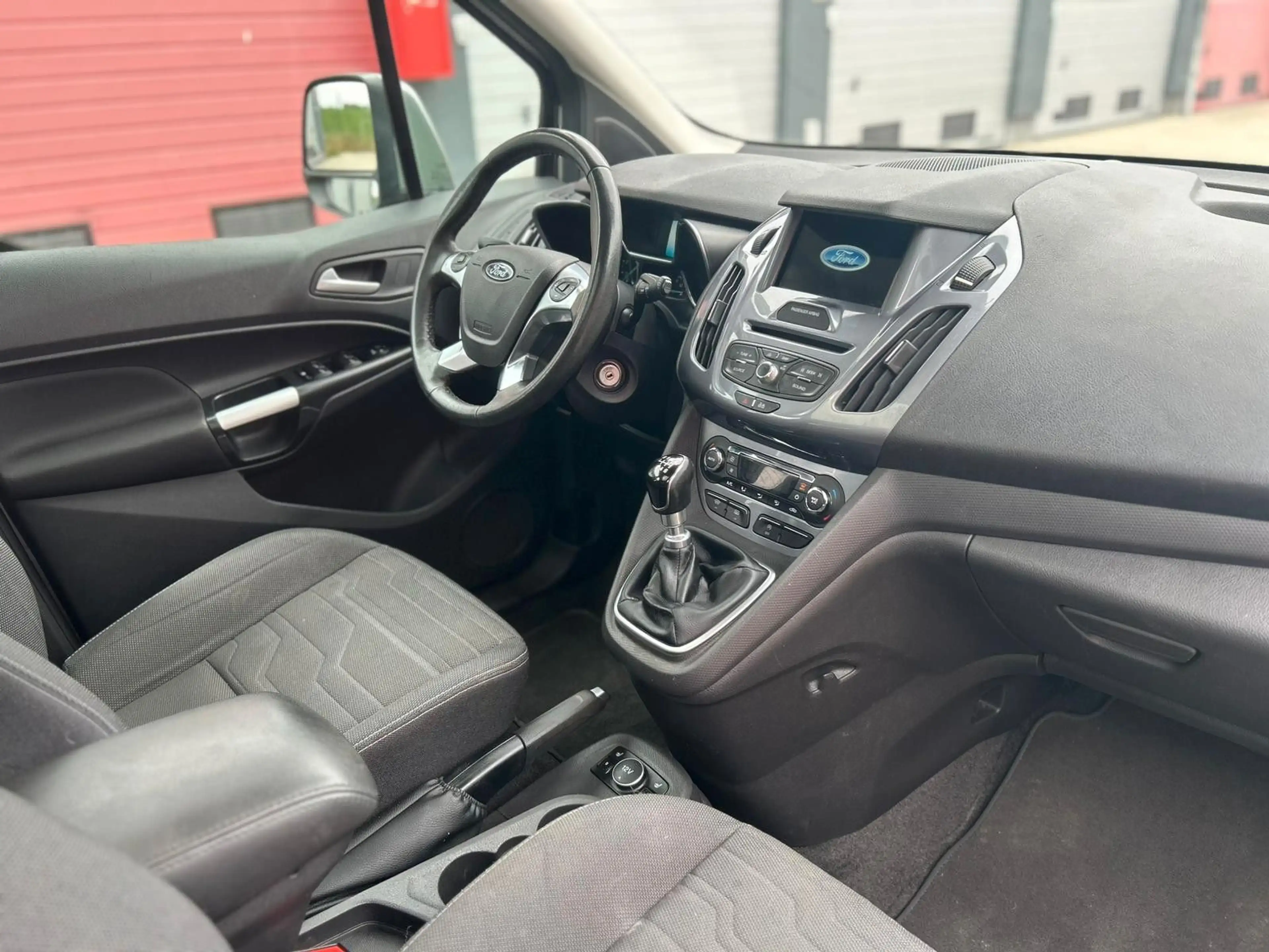 Ford Grand Tourneo Connect Titanium — photo 22