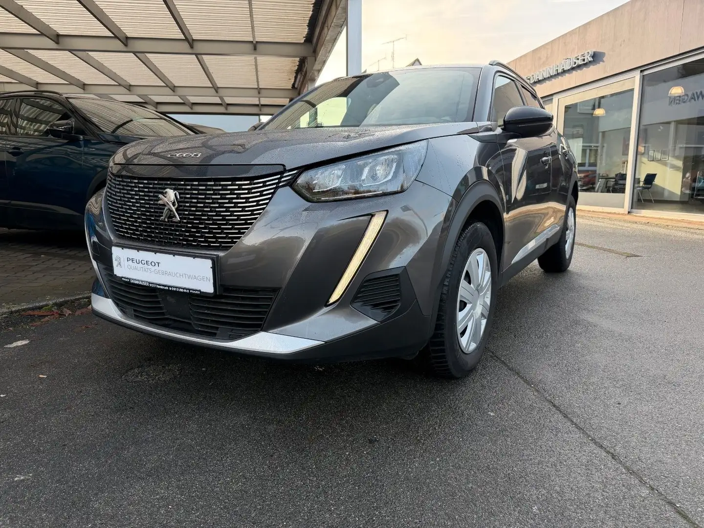 Peugeot 2008 PureTech 130 EAT8 Allure Pack,Navi, Kamera Grau - 1