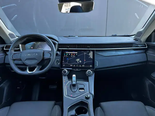 Lynk & Co 01 view 12