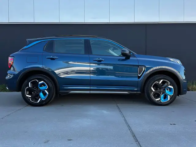 Lynk & Co 01 view 2