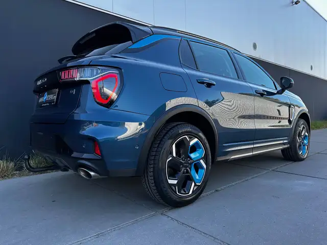 Lynk & Co 01 view 3