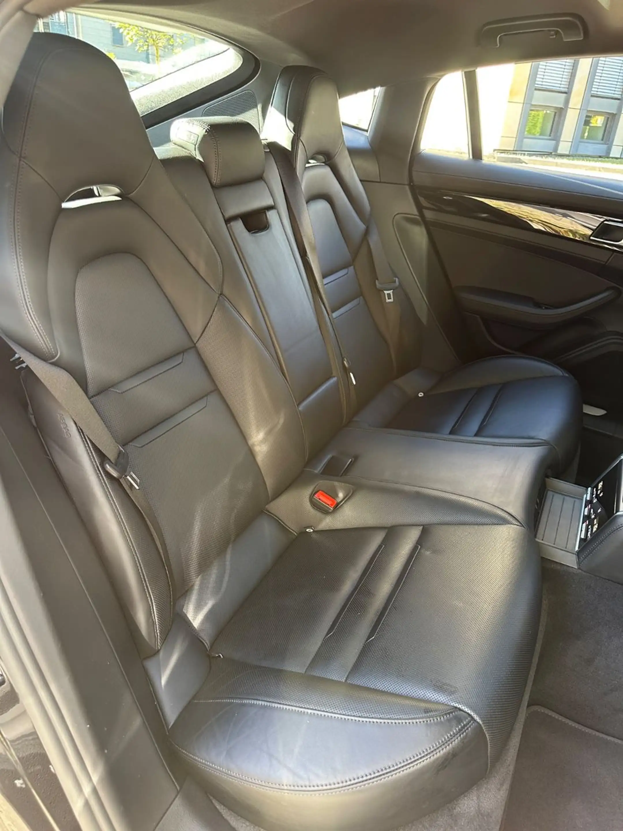 Porsche Panamera 4 E-Hybrid — photo 10