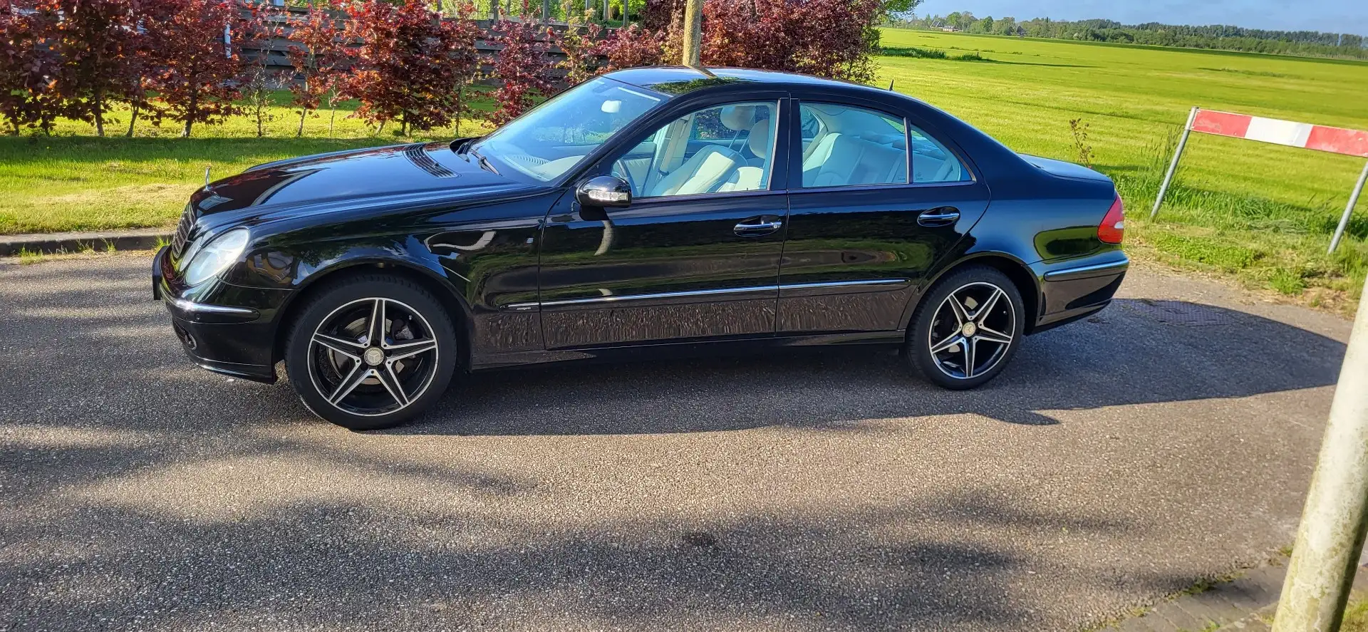 Mercedes-Benz E 240 Avantgarde Zwart - 2