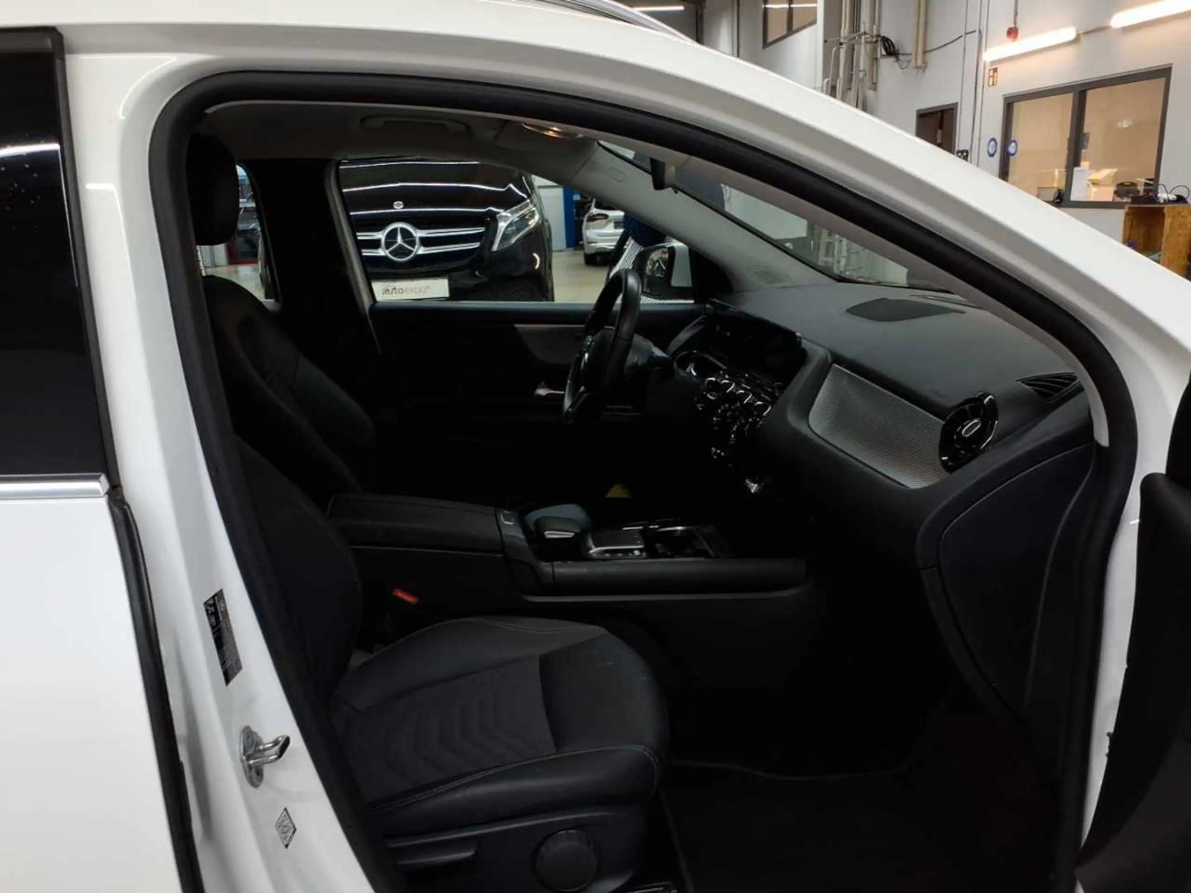 Mercedes-Benz GLA 200 GLA 200 d 8G-BusiP LED MBUXP KAM SHZ — photo 8