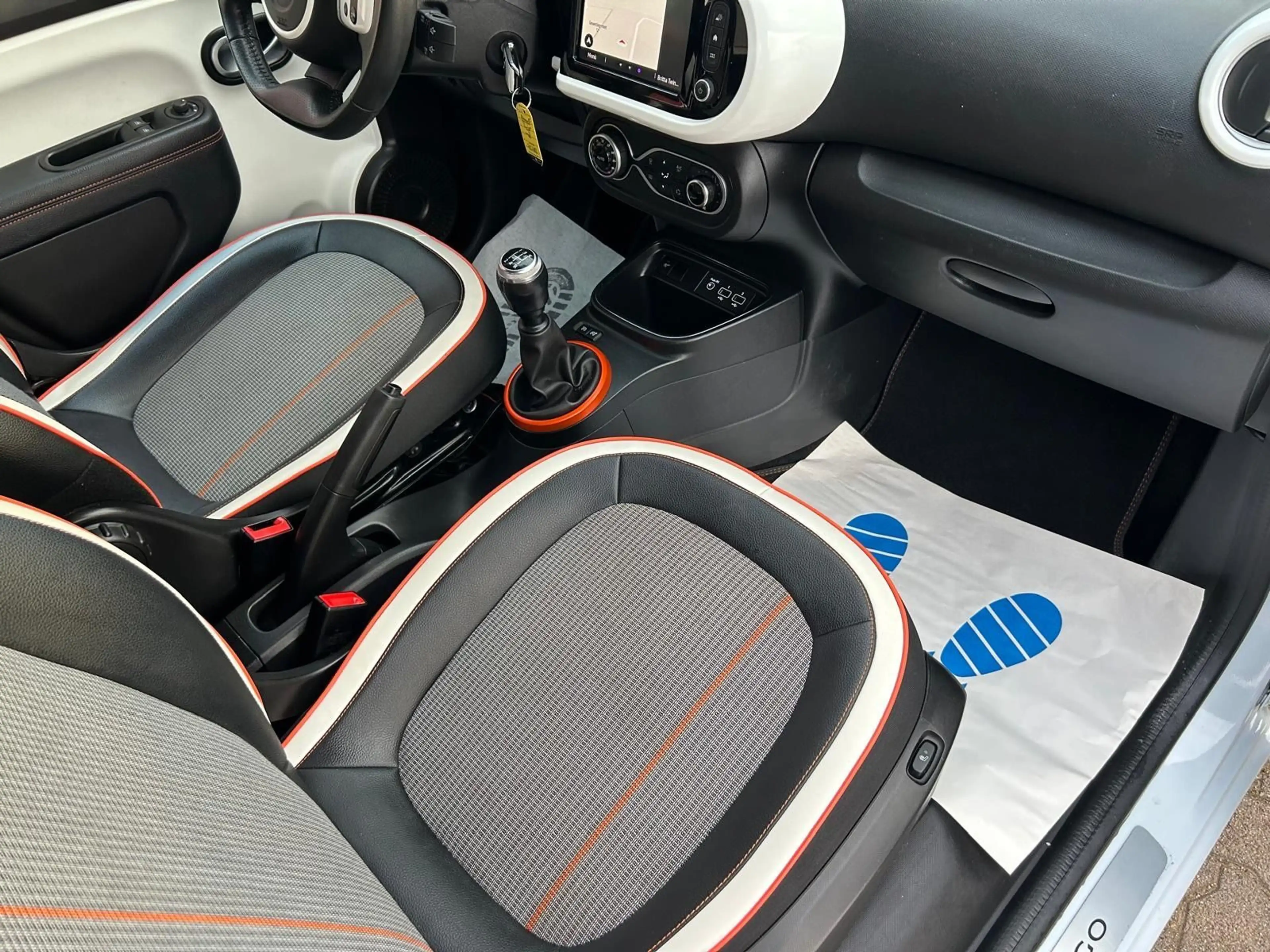 Renault Twingo Vibes/FALTDACH/NAVI/SHZ/TEMP/KAM/S+W — photo 12