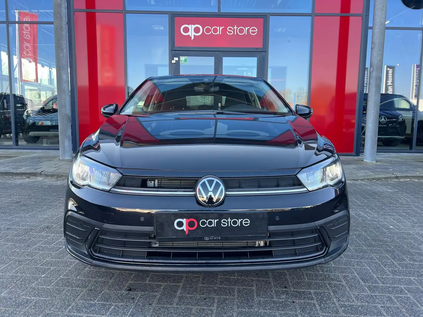 Volkswagen Polo 1.0 TSI Life Business IQ light Zwart - 2
