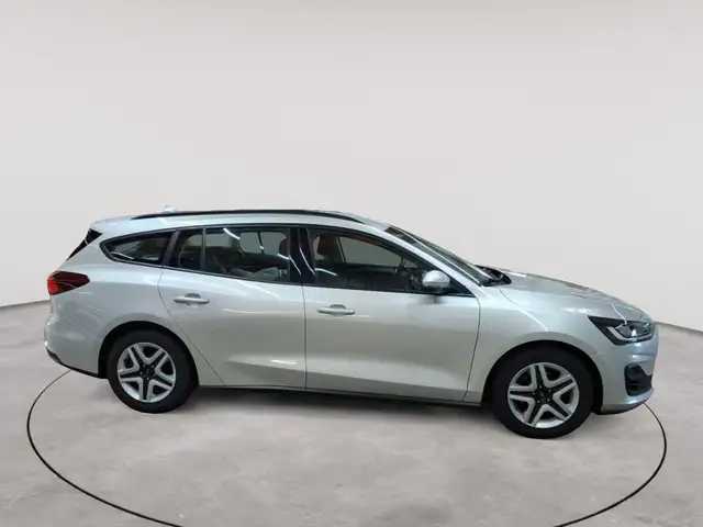 Ford Focus view 3
