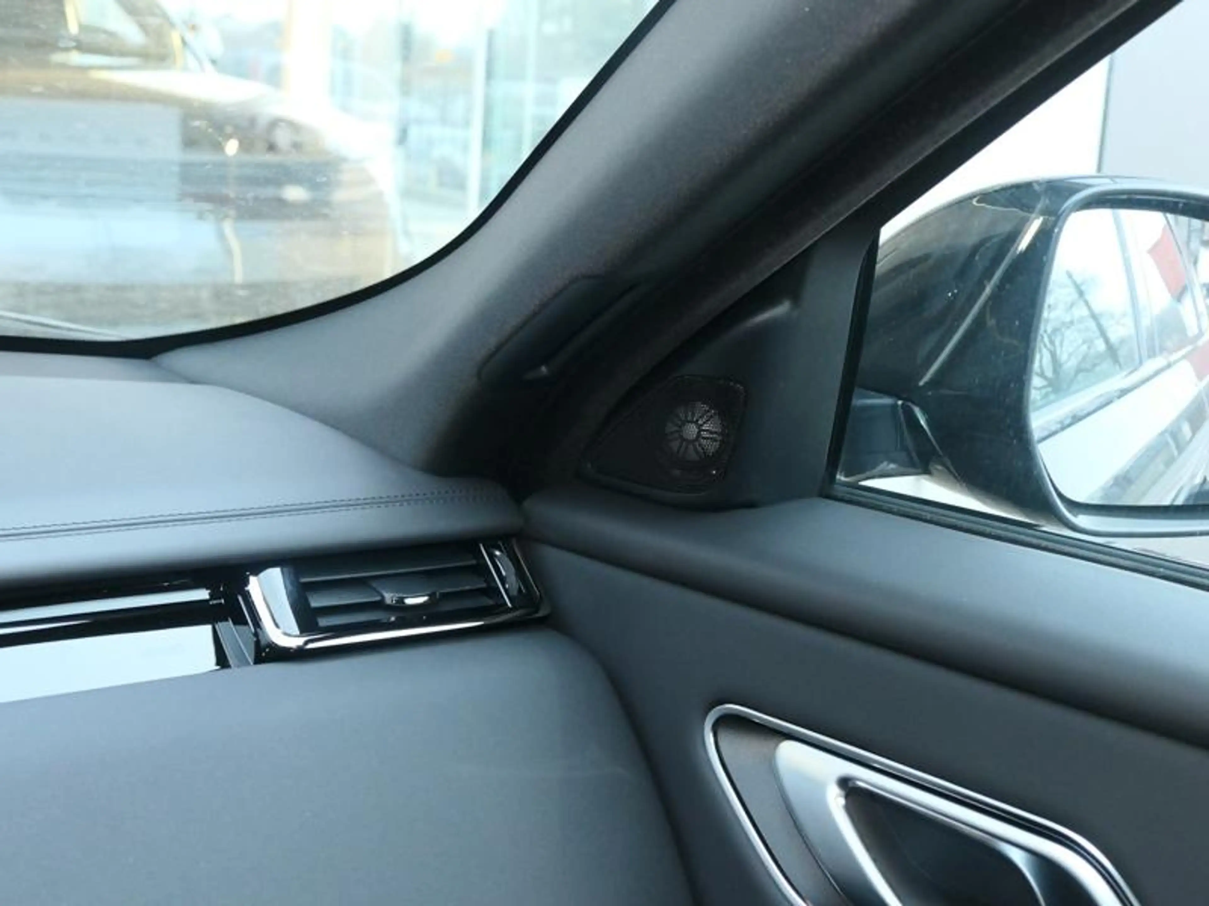 Land Rover Range Rover Velar P400e Dynamic SE AWD Auto. 26MY — photo 15