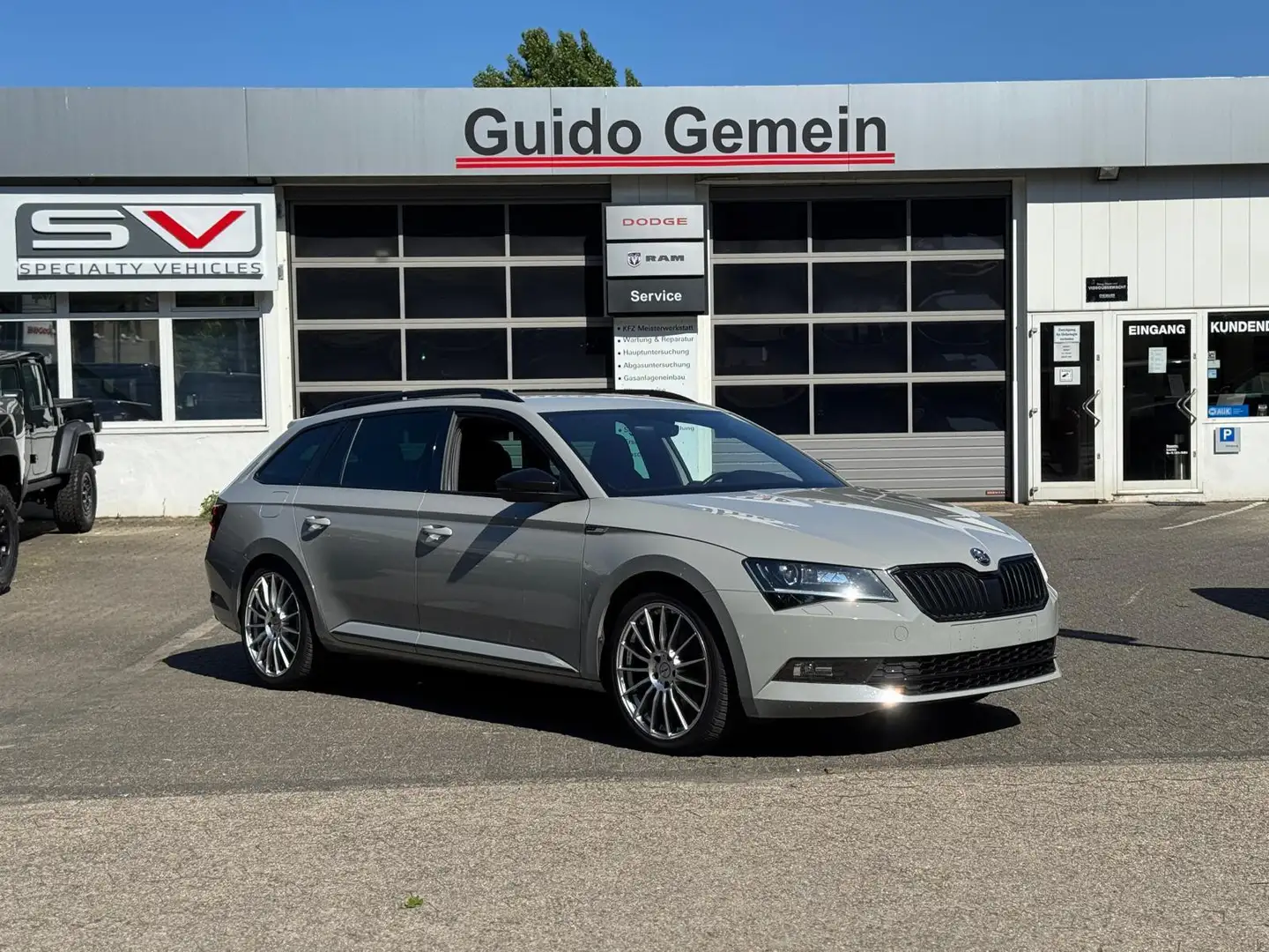 Skoda Superb Combi SportLine 1.8 TSI 8-fach bereift Gris - 1