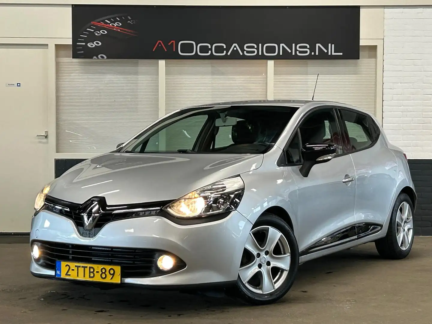 Renault Clio 0.9 TCe Expression Grijs - 2