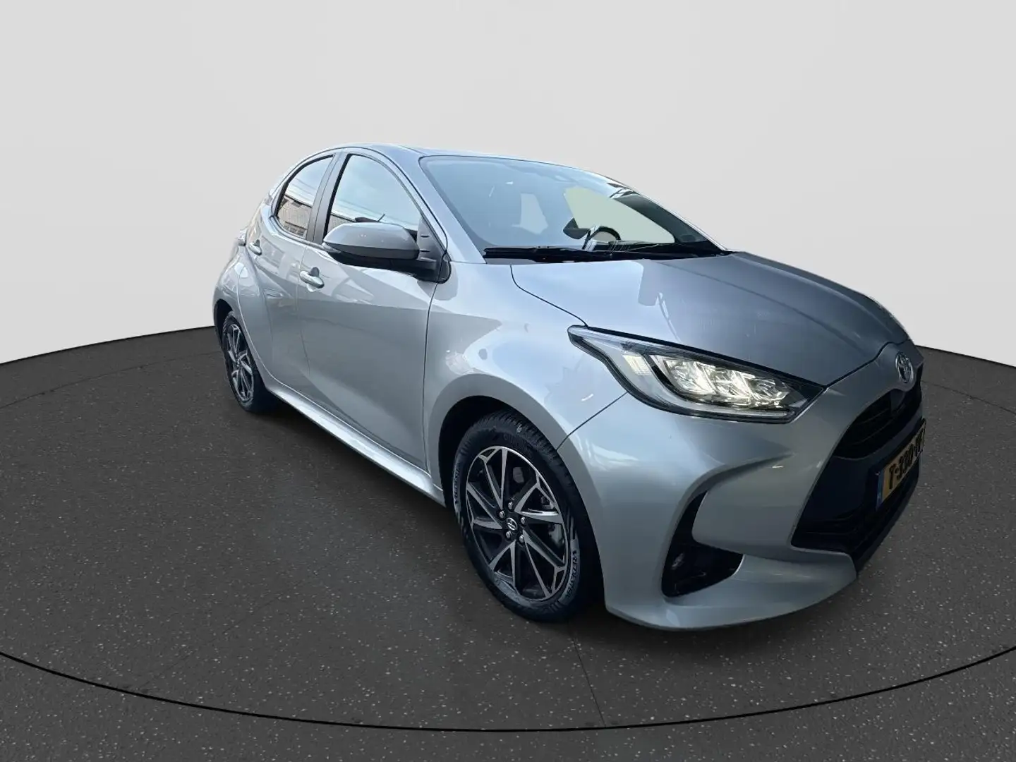 Toyota Yaris 1.5 Hybrid Dynamic | Rijklaar | 4 seizoen | AppleC Grijs - 2