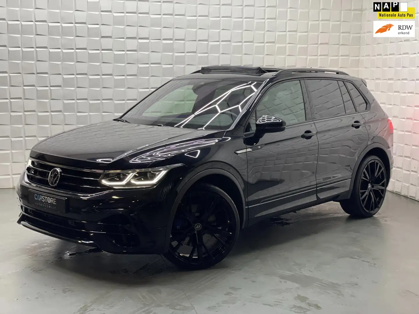 Volkswagen Tiguan 2.0 TSI R 320PK AKRAPOVIC PANO LEER VOL Zwart - 1