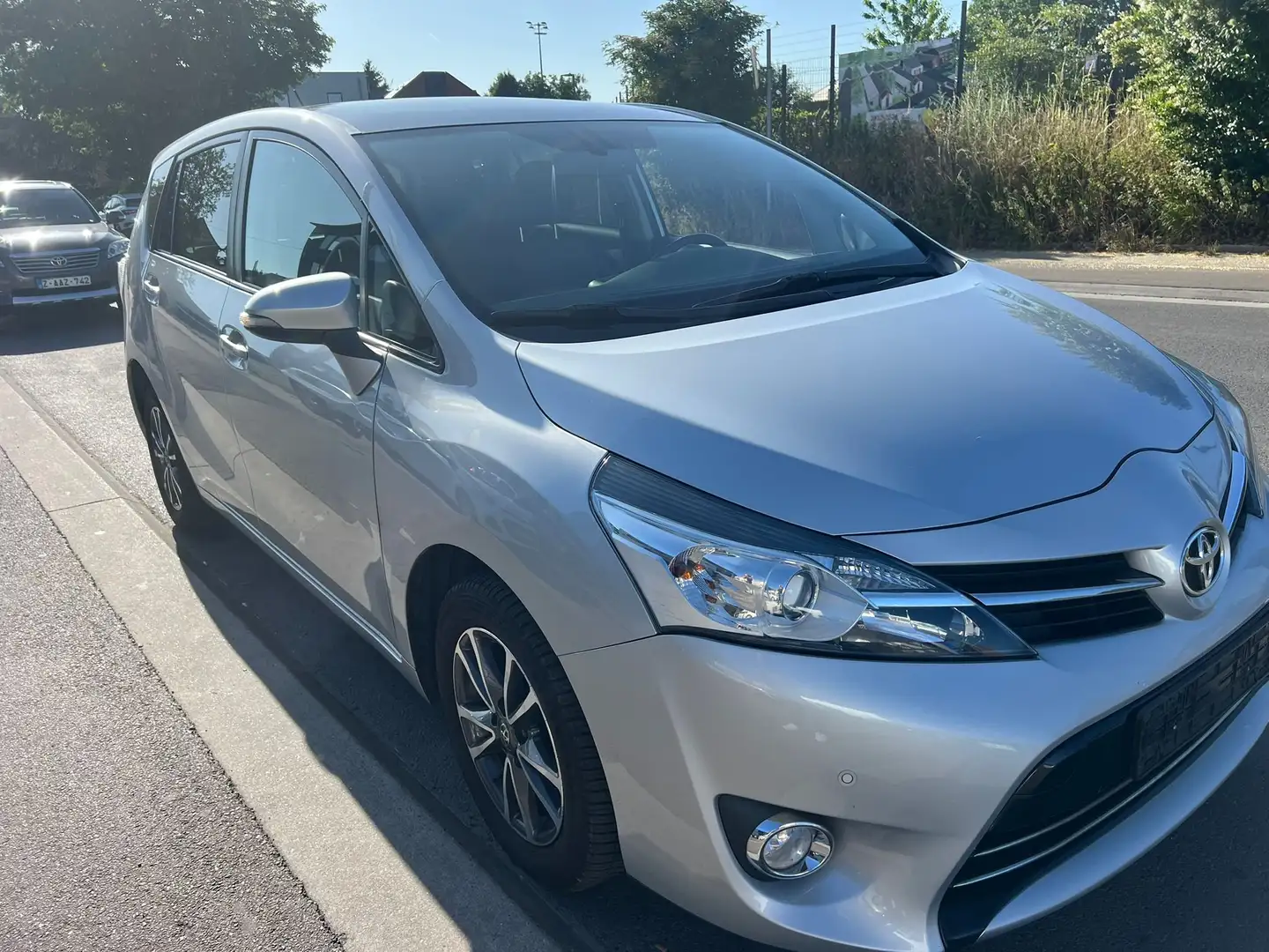 Toyota Verso 1.6 D-4D Comfort 5pl. Grijs - 1