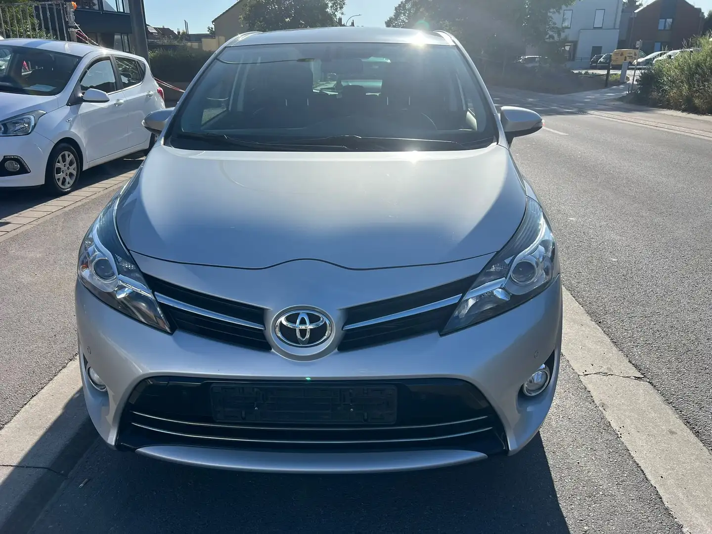 Toyota Verso 1.6 D-4D Comfort 5pl. Grijs - 2