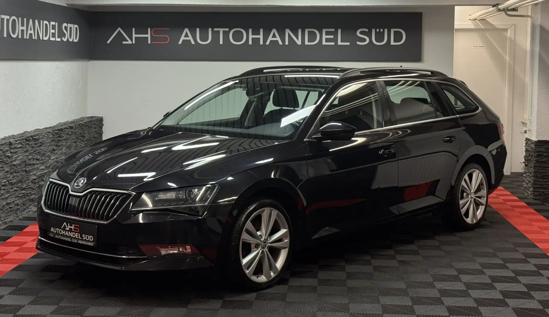 Skoda Superb Ambition*NAVI*XENON*AHK*SHZ* Schwarz - 1