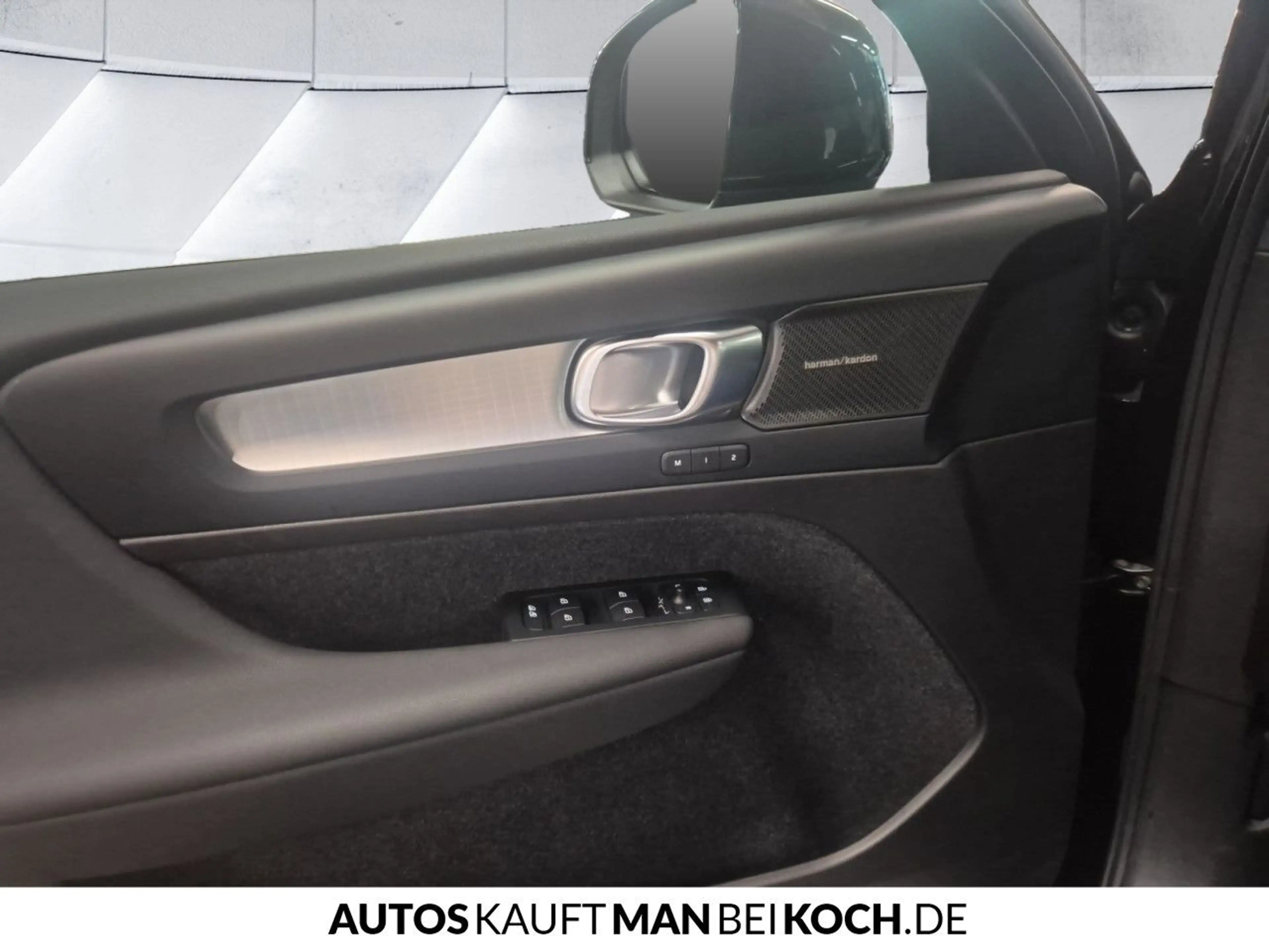 Volvo XC40 B3 Plus Dark ACC BLIS LED H/K 360° Notrad SHZ — photo 13