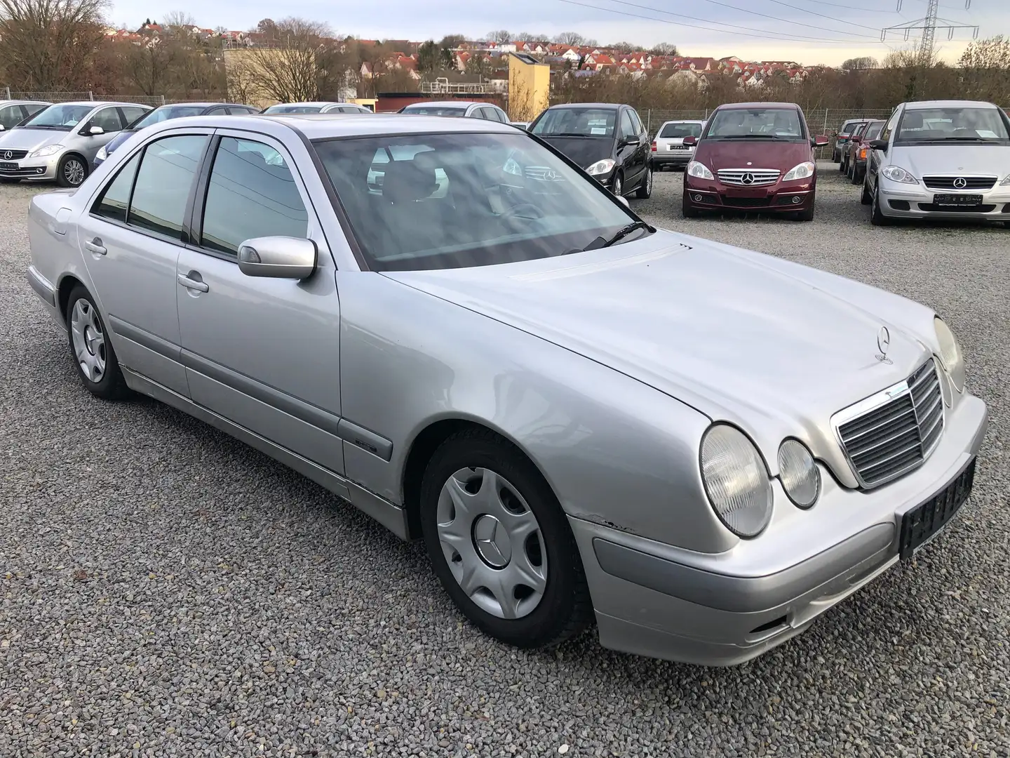 Mercedes-Benz E 220 CDI CLASSIC 6-Gang*AHK*GSHD*2.Hand* Plateado - 2
