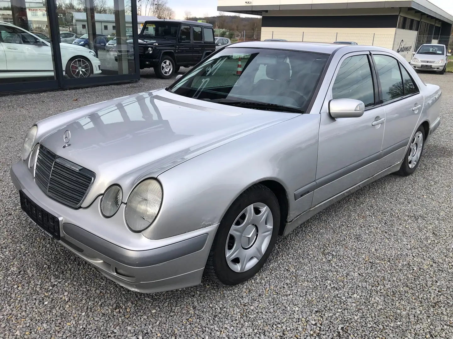 Mercedes-Benz E 220 CDI CLASSIC 6-Gang*AHK*GSHD*2.Hand* Plateado - 1