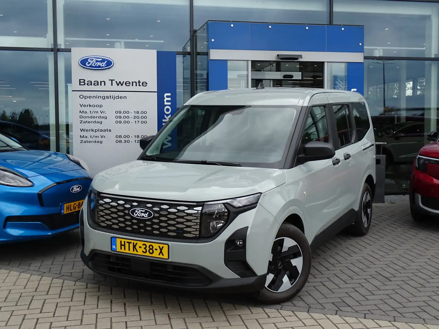 Ford Tourneo Courier 136 PK Trend 44 kWh Automaat | Camera | Winter Pac Grijs - 2