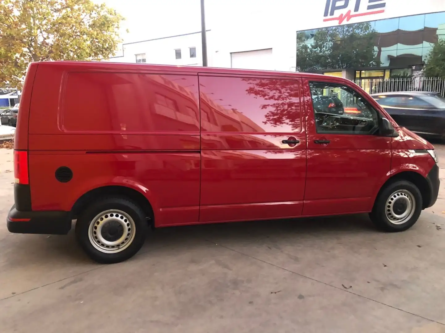 Volkswagen Transporter Furgón 2.0TDI BMT Larga 110kW Rojo - 2