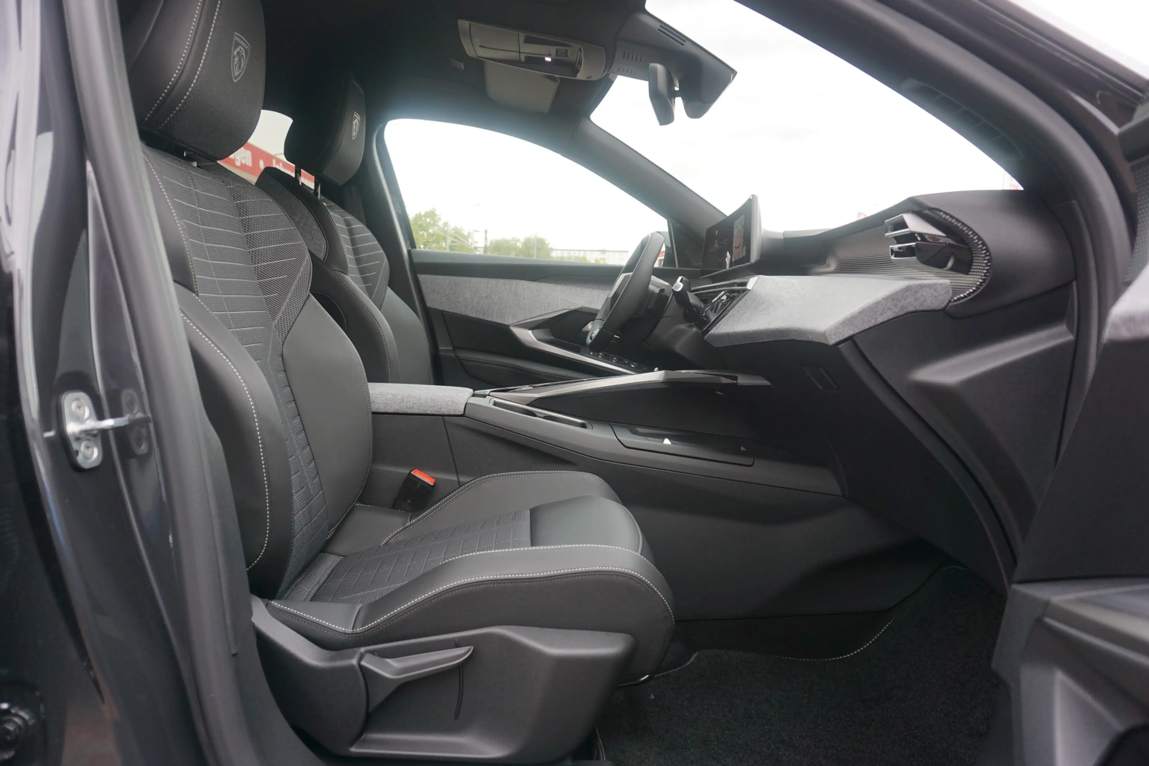 Peugeot 5008 GT 1.2 Hybrid Aut. LED ACC Navi 360° — photo 11