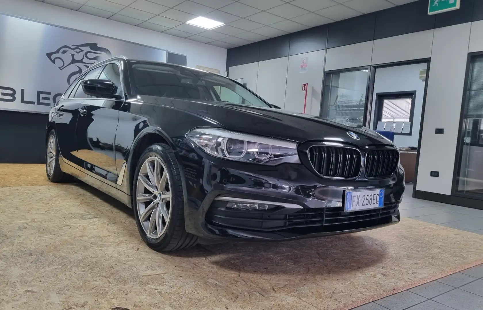 BMW 520 520d aut. Touring Sport Negro - 2