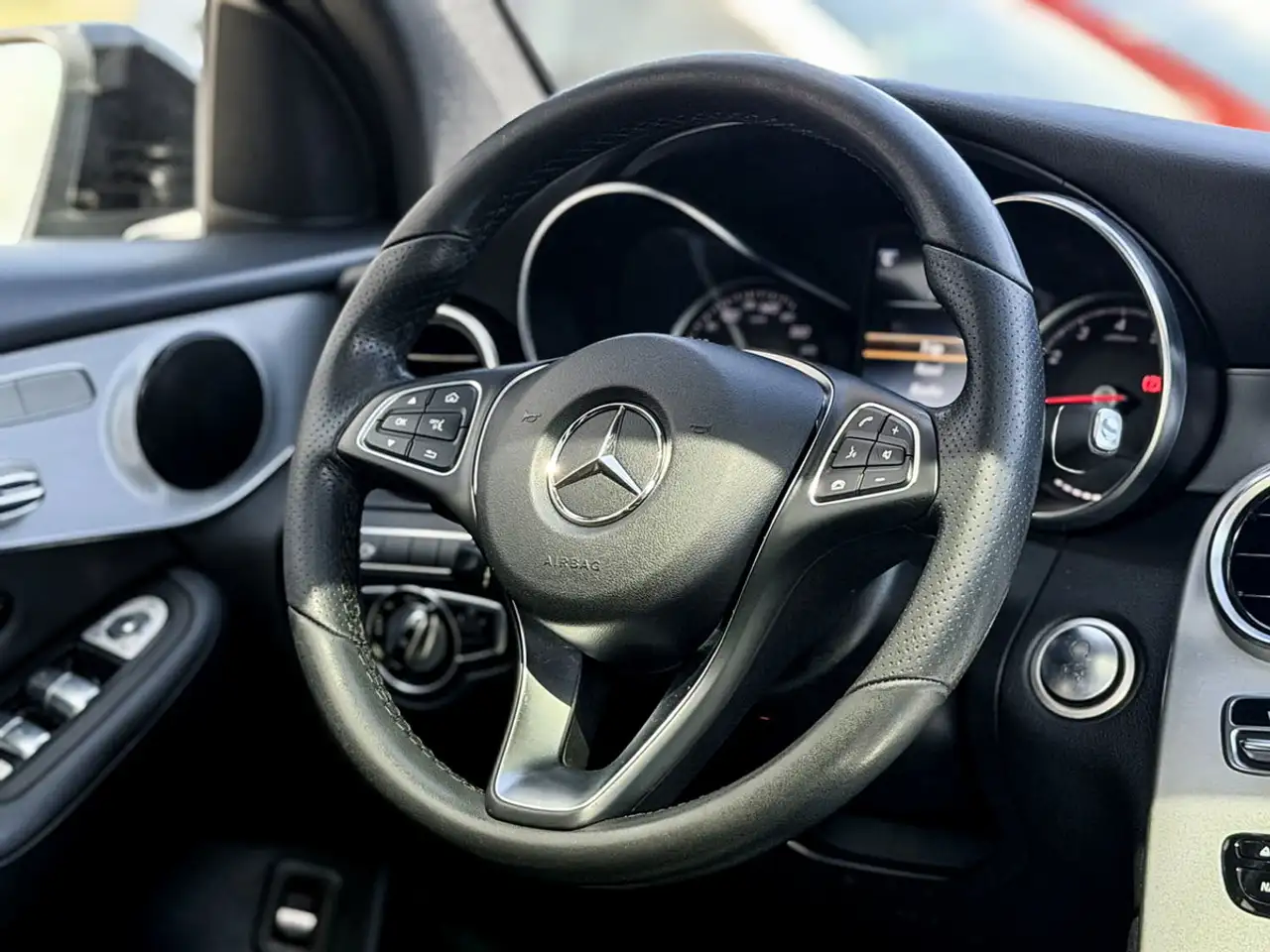 Mercedes-Benz GLC снимка Mercedes-Benz GLC