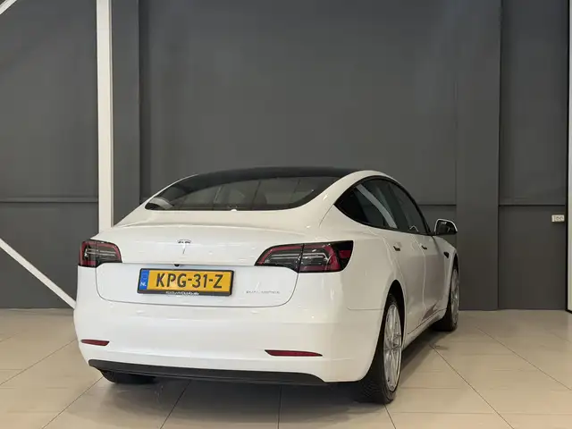 Tesla Model 3 view 4